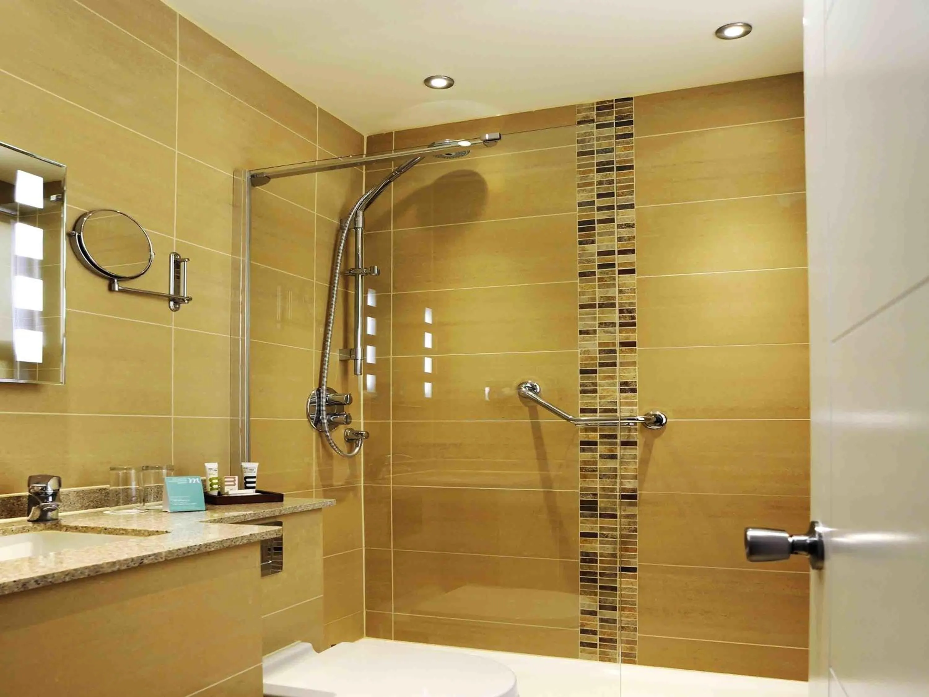 Bedroom in Mercure London Bloomsbury Hotel