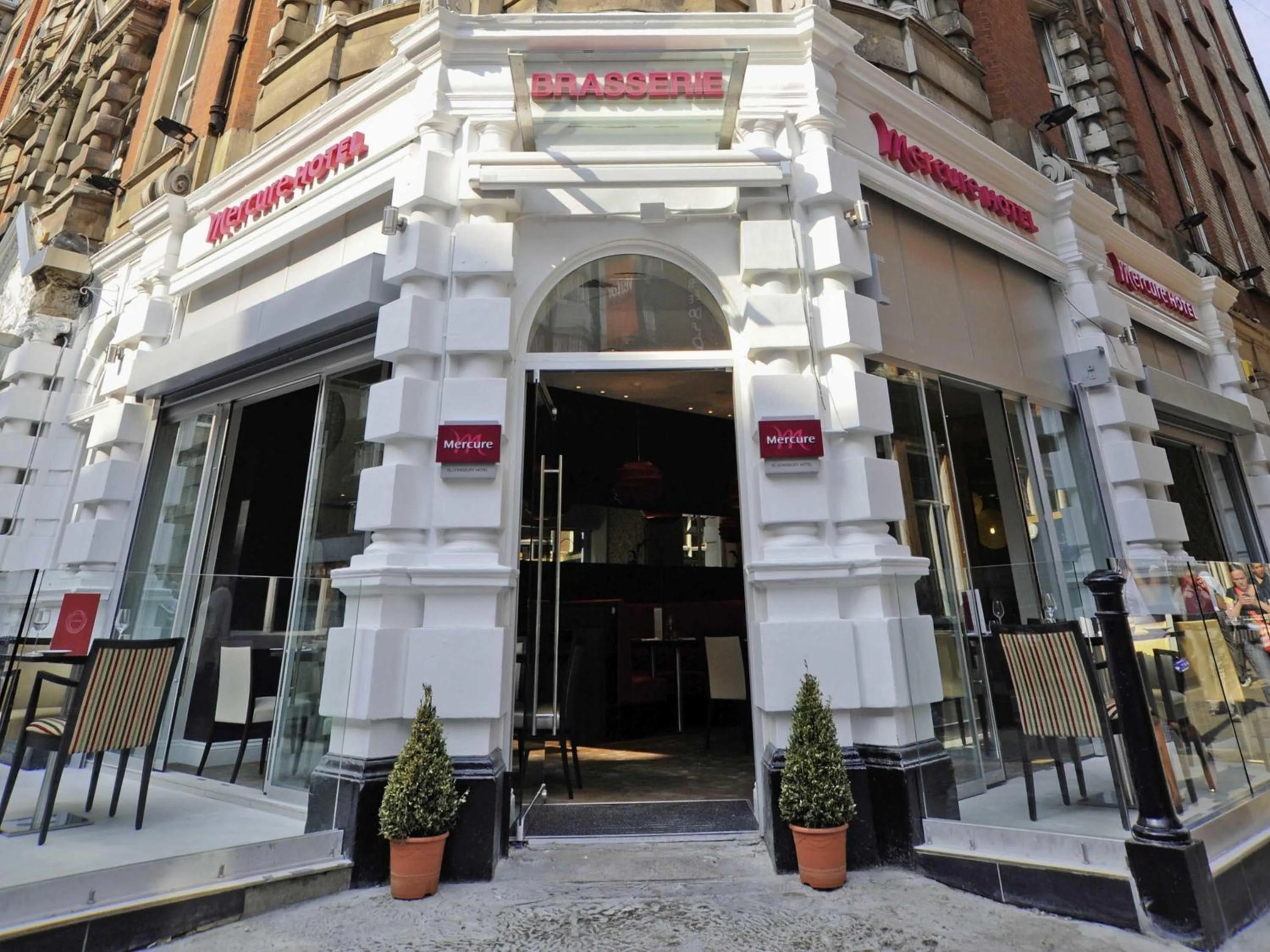 Property building in Mercure London Bloomsbury Hotel