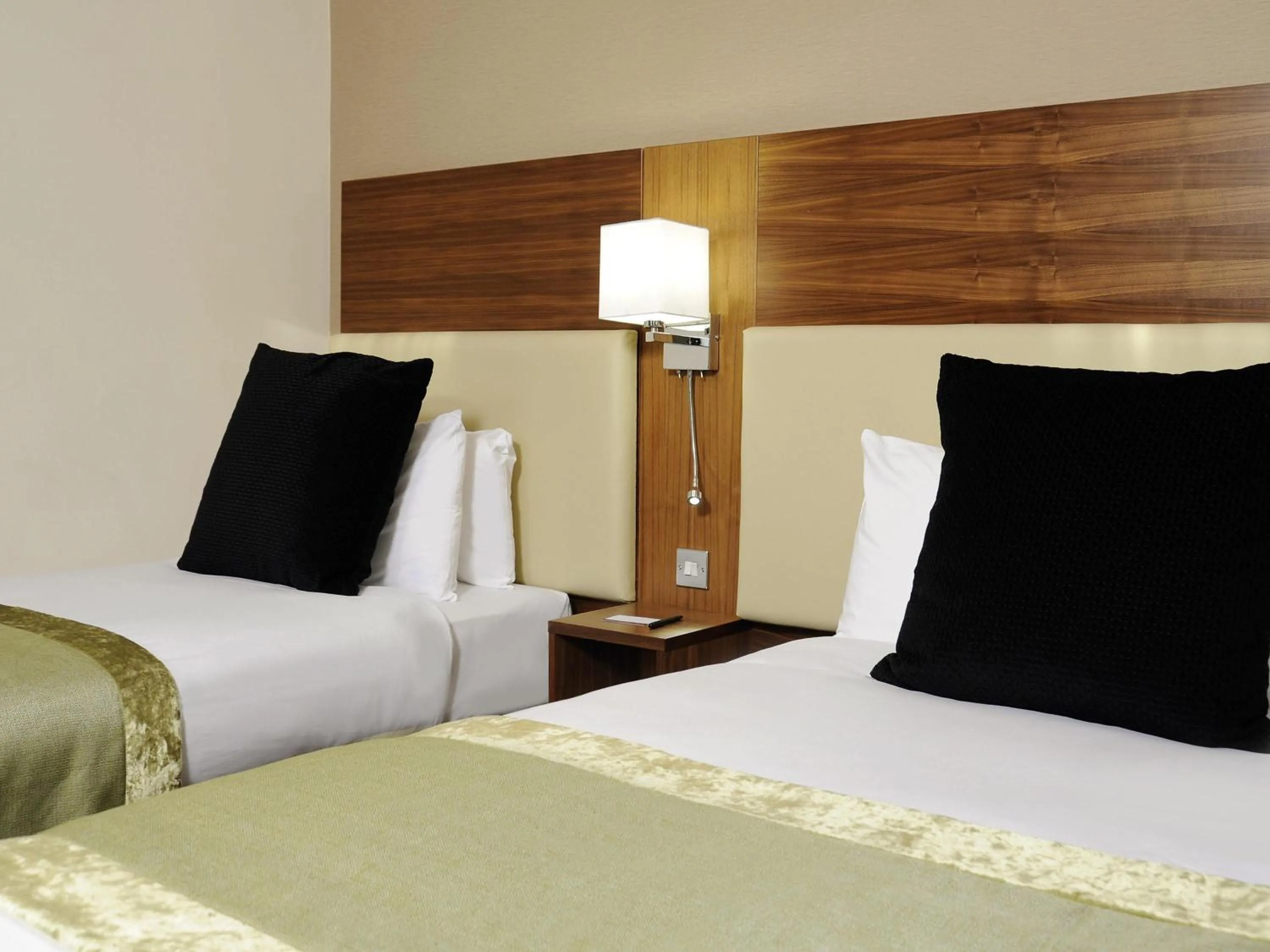 Bedroom, Bed in Mercure London Bloomsbury Hotel