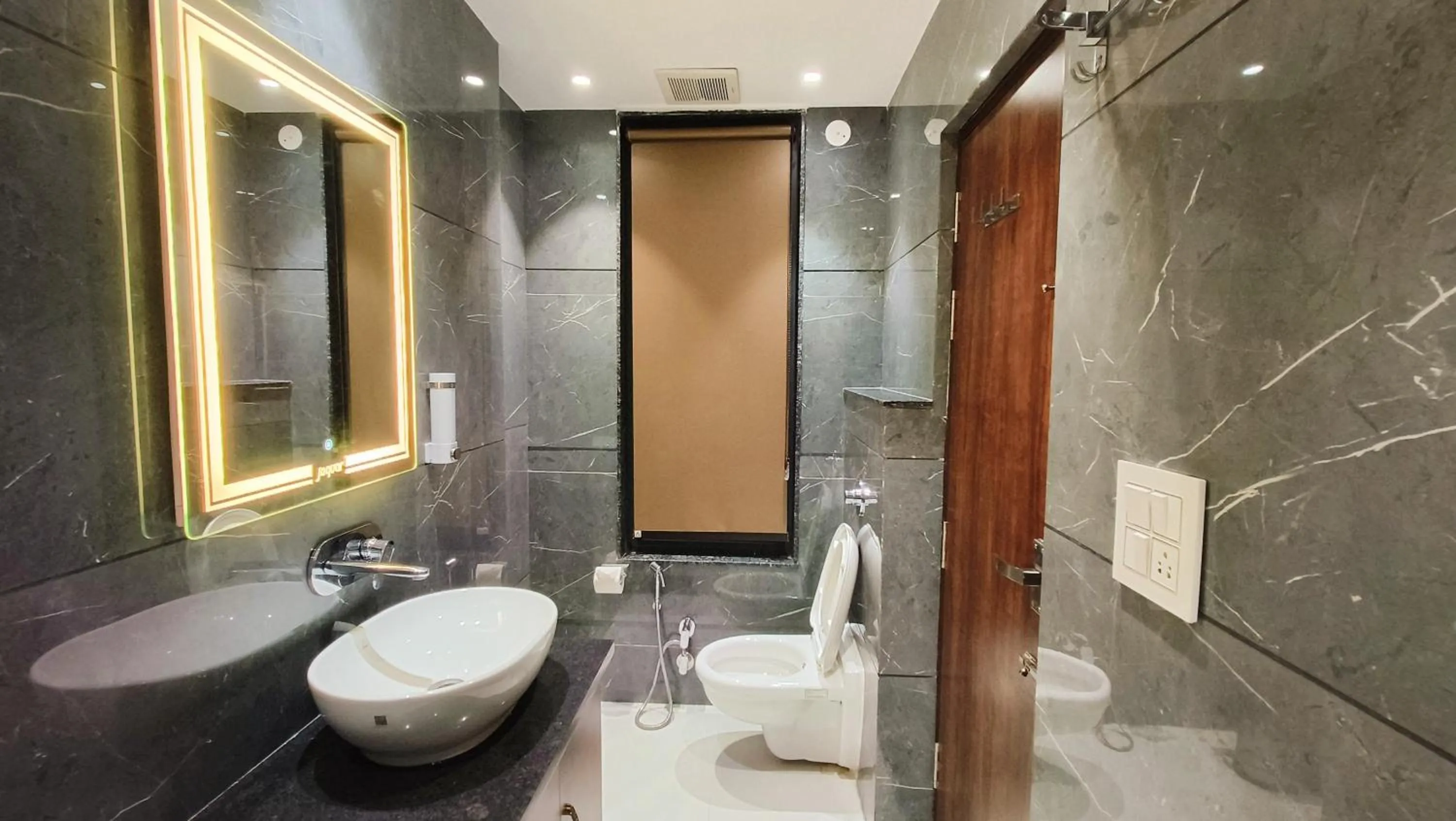 Shower in Hotel Tango Traxx