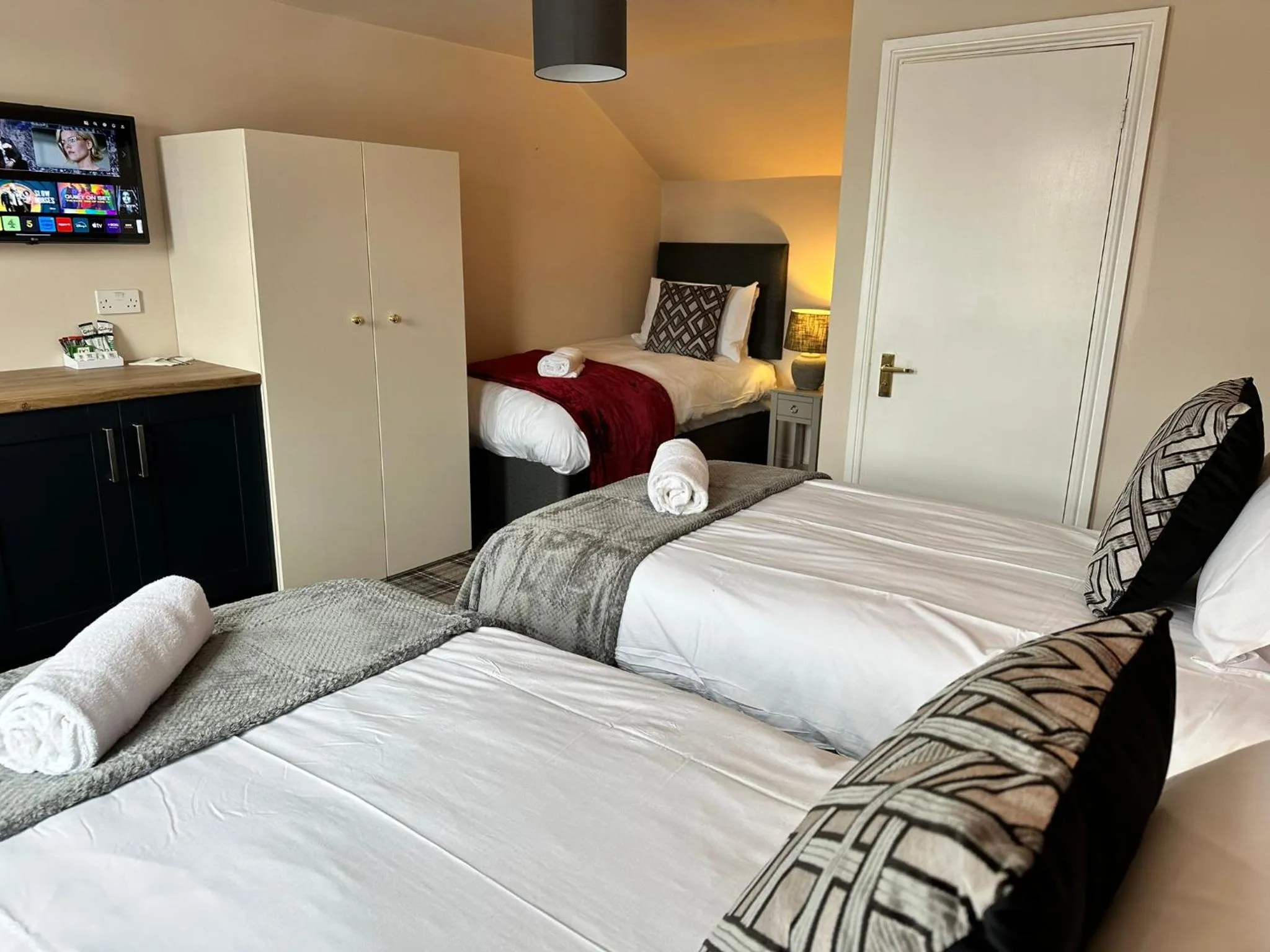 Bed in The Prince Albert Pub & Hotel with onsite FREE PARKING 2 minutes from Legoland
