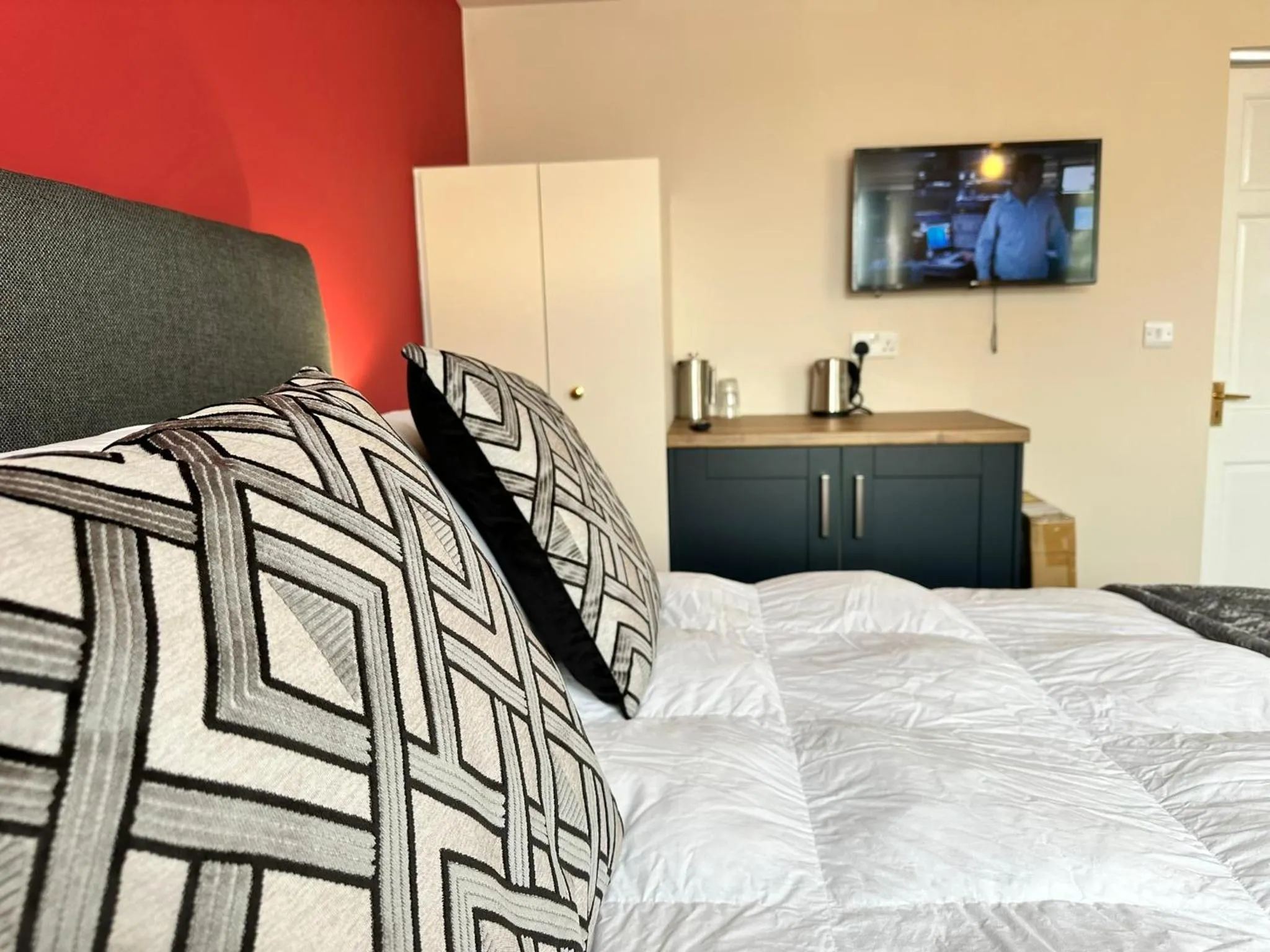 Bed in The Prince Albert Pub & Hotel with onsite FREE PARKING 2 minutes from Legoland