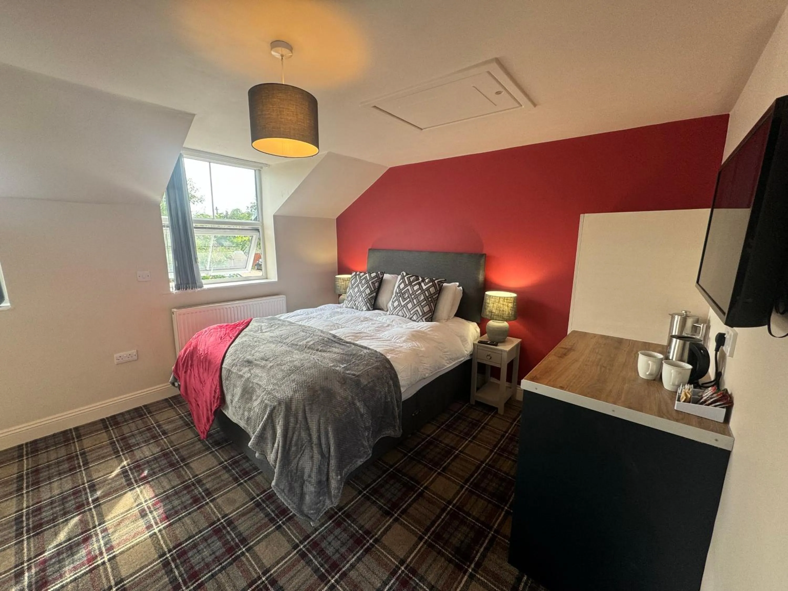 Bed in The Prince Albert Pub & Hotel with onsite FREE PARKING 2 minutes from Legoland