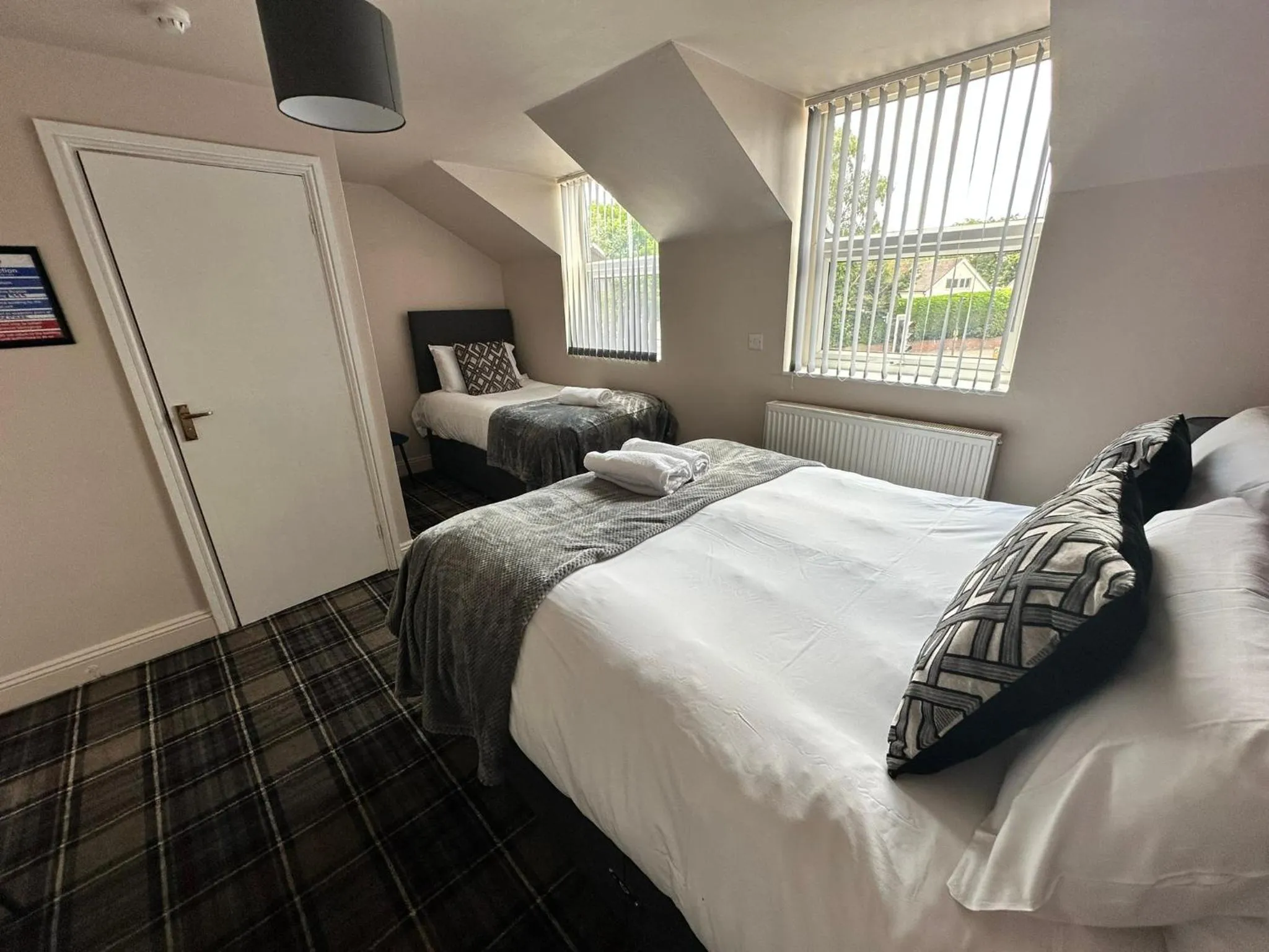 Bed in The Prince Albert Pub & Hotel with onsite FREE PARKING 2 minutes from Legoland