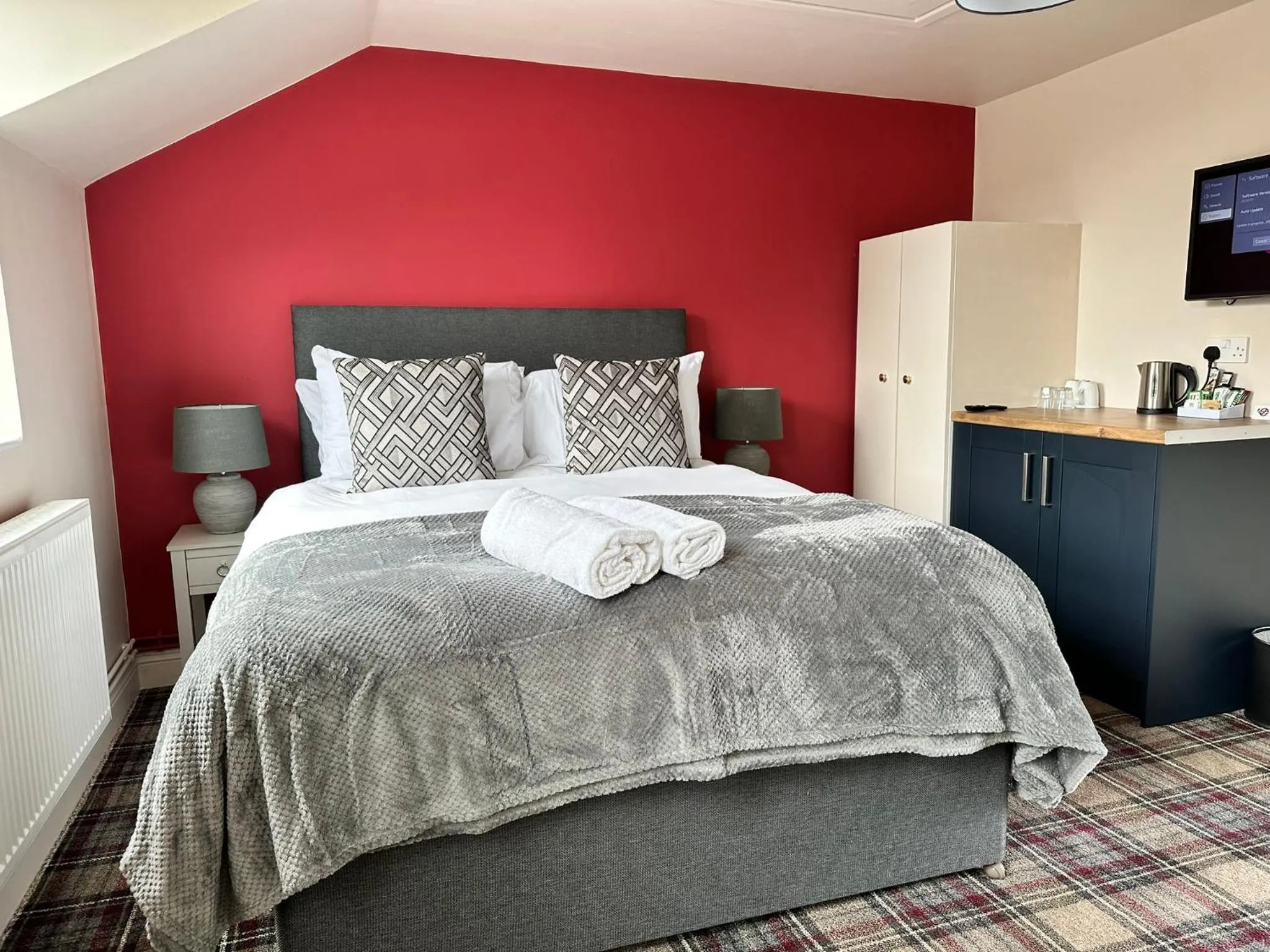 Bed in The Prince Albert Pub & Hotel with onsite FREE PARKING 2 minutes from Legoland