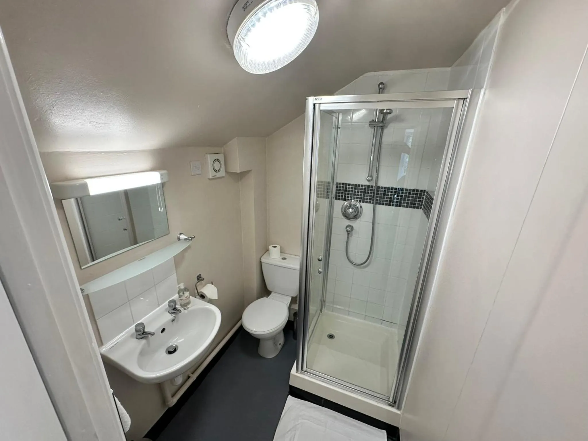 Shower in The Prince Albert Pub & Hotel with onsite FREE PARKING 2 minutes from Legoland