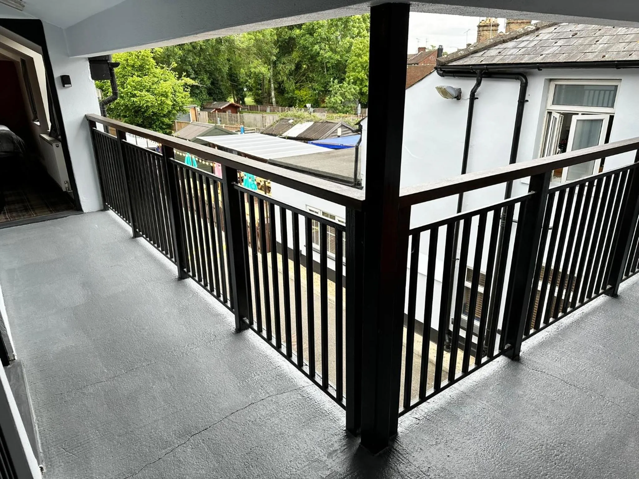 Property building in The Prince Albert Pub & Hotel with onsite FREE PARKING 2 minutes from Legoland