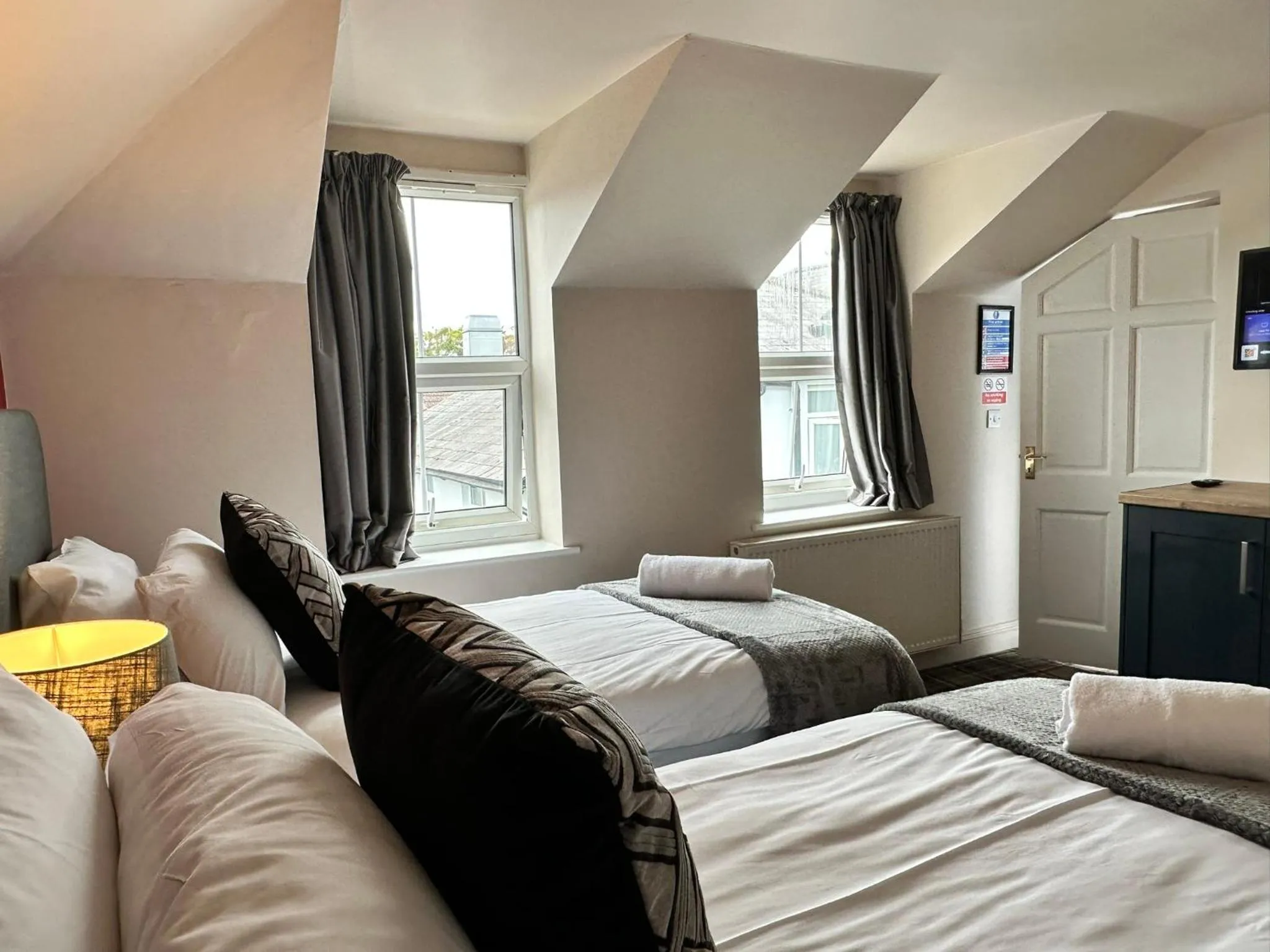 Bed in The Prince Albert Pub & Hotel with onsite FREE PARKING 2 minutes from Legoland