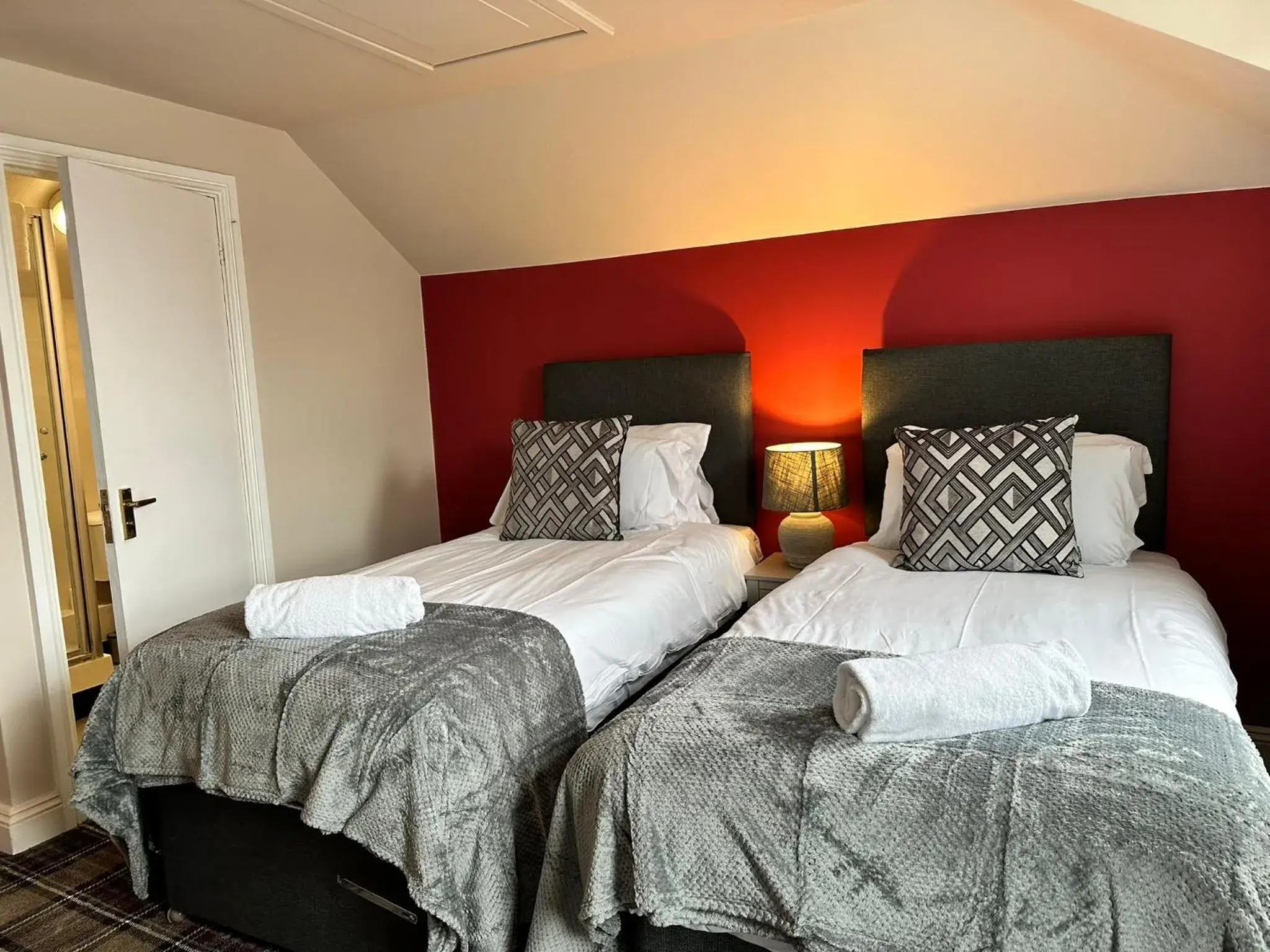 Twin Room in The Prince Albert Pub & Hotel with onsite FREE PARKING 2 minutes from Legoland Twin Room in The Prince Albert Pub & Hotel with onsite FREE PARKING 2 minutes from Legoland