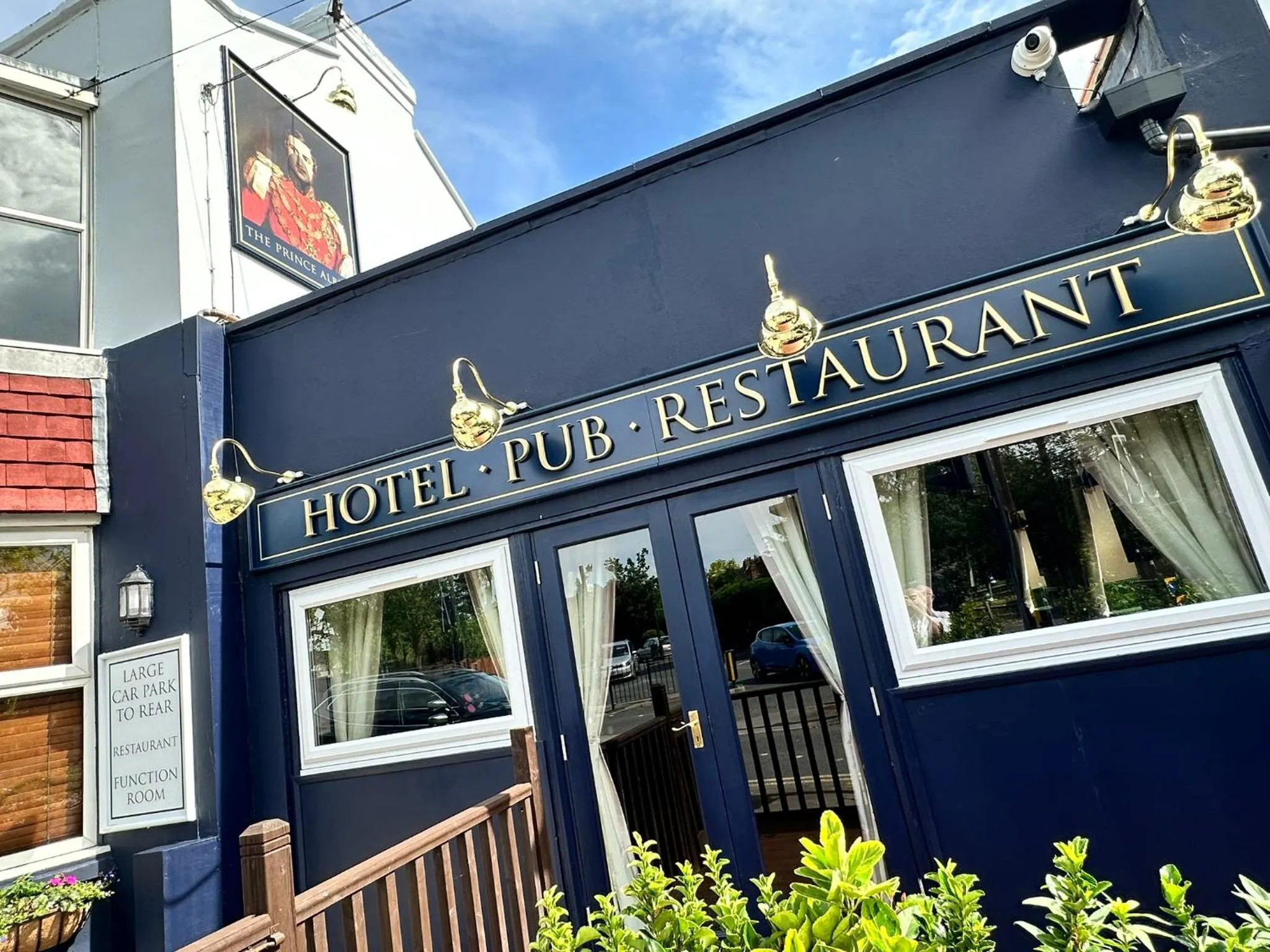 Property building in The Prince Albert Pub & Hotel with onsite FREE PARKING 2 minutes from Legoland
