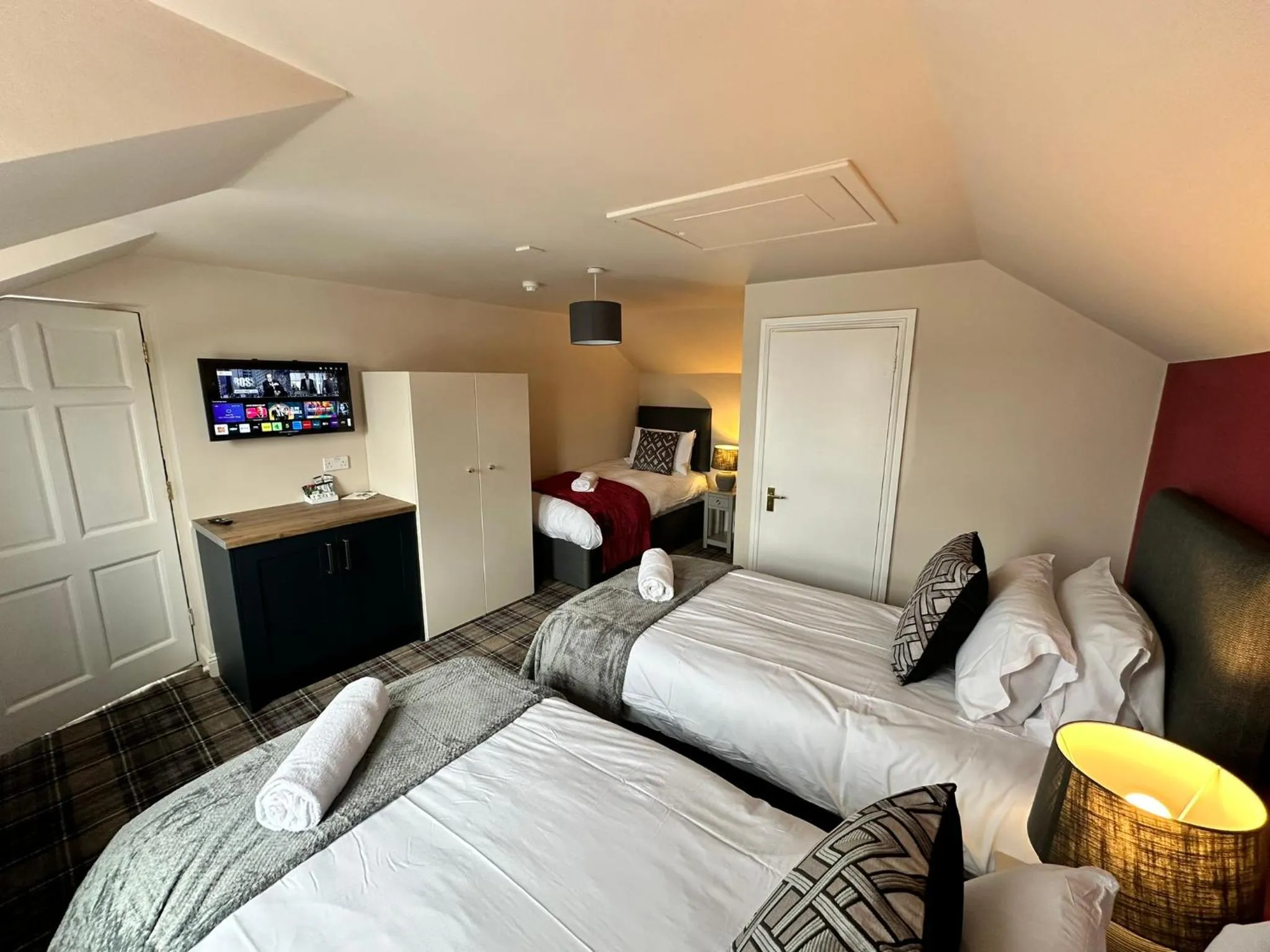 Bed in The Prince Albert Pub & Hotel with onsite FREE PARKING 2 minutes from Legoland