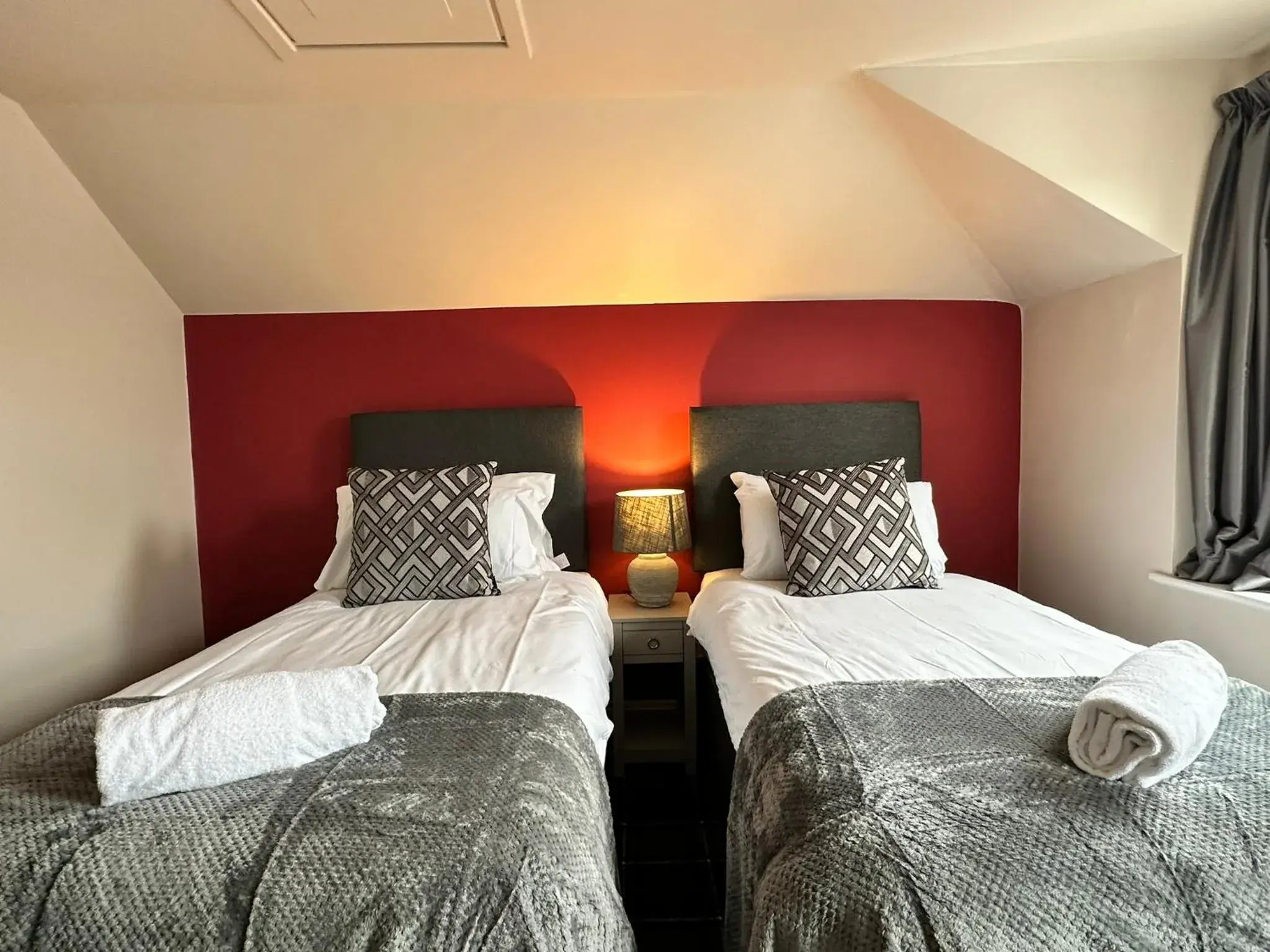Twin Room in The Prince Albert Pub & Hotel with onsite FREE PARKING 2 minutes from Legoland Twin Room in The Prince Albert Pub & Hotel with onsite FREE PARKING 2 minutes from Legoland