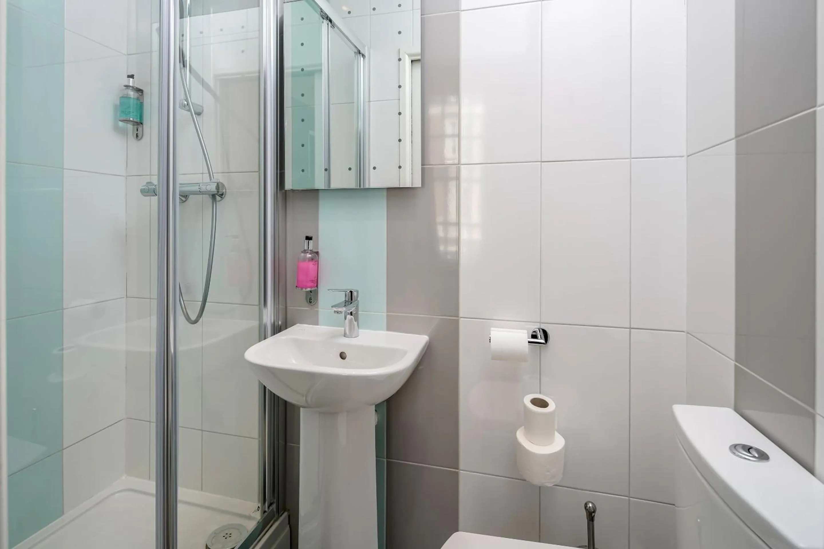 Bathroom in OYO Bakers Hotel London Victoria