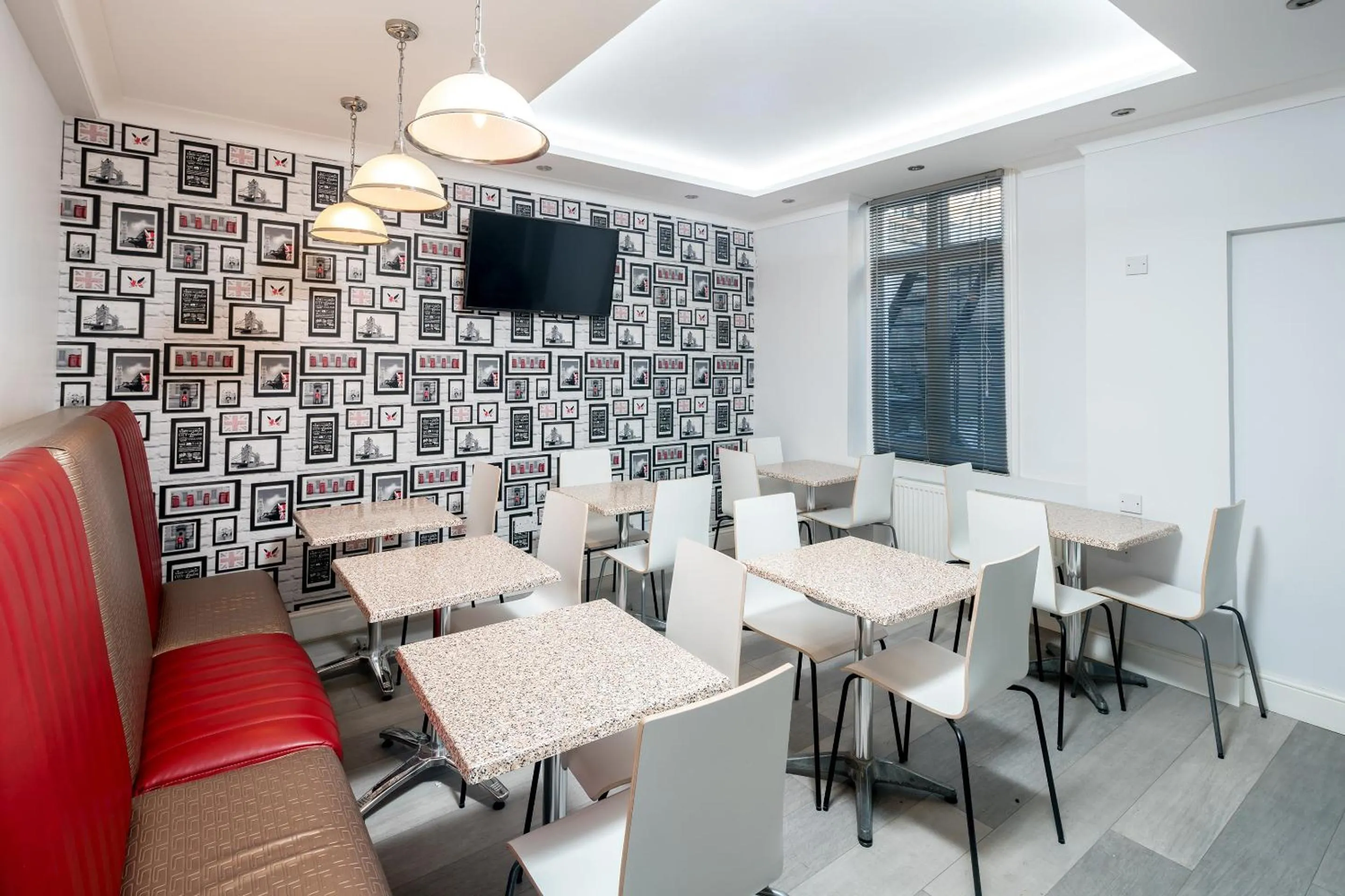 Restaurant/places to eat in OYO Bakers Hotel London Victoria