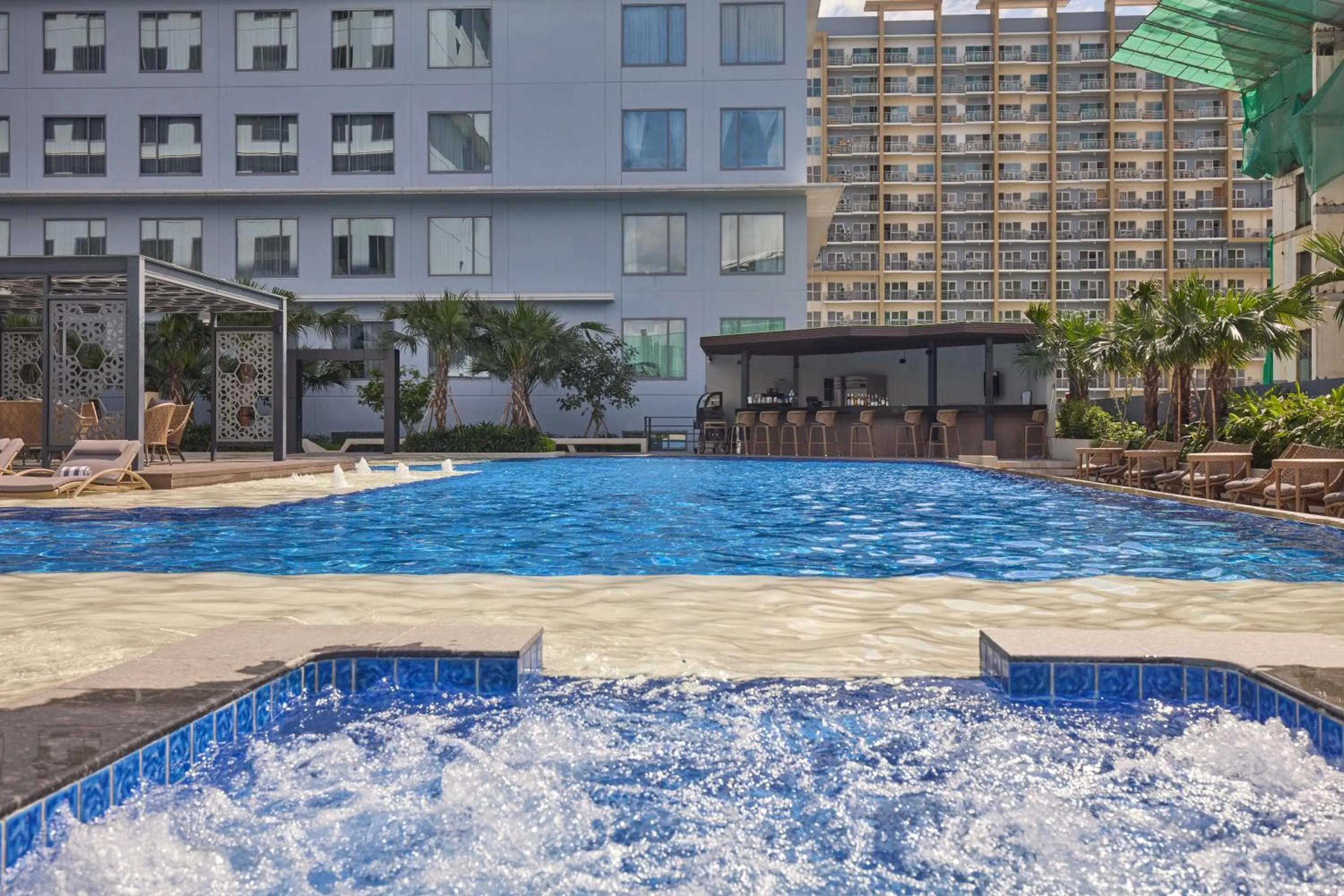 Lounge or bar in Grand Westside Manila Bay