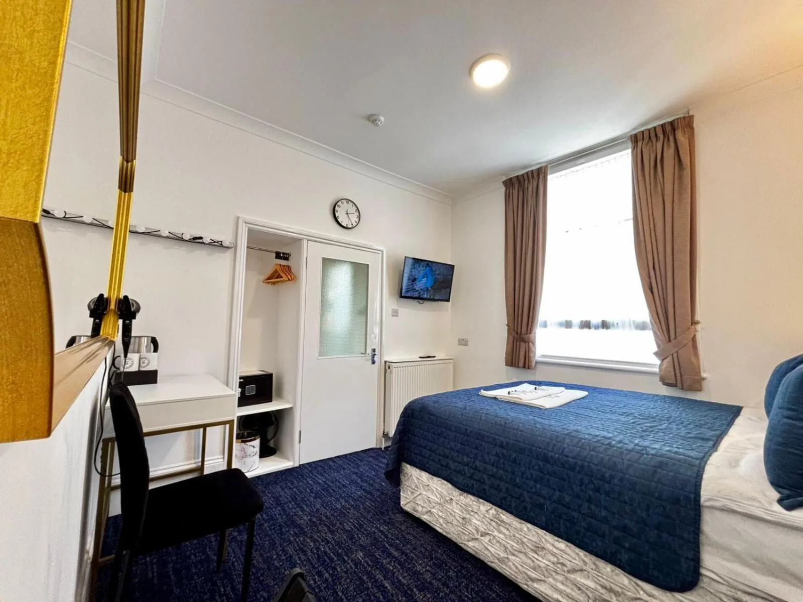 Bed in Jubilee Hotel Victoria