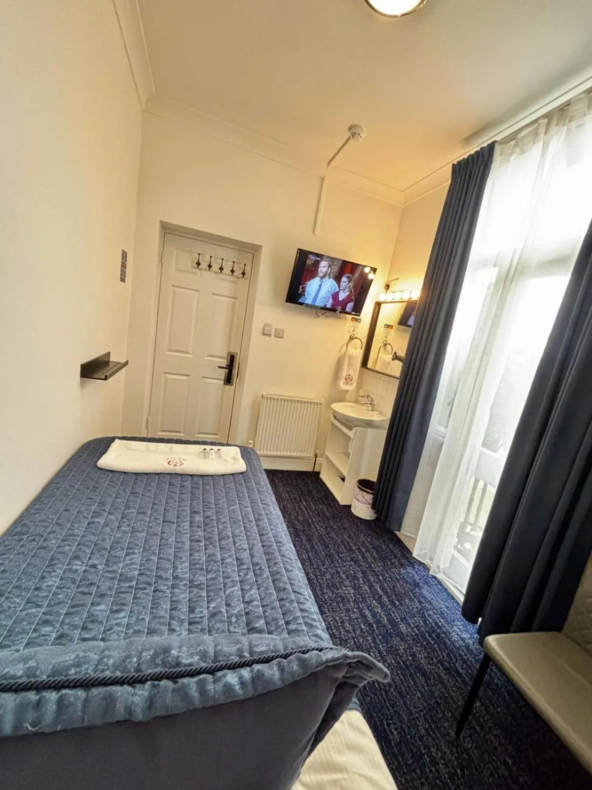 Bathroom, Bed in Jubilee Hotel Victoria