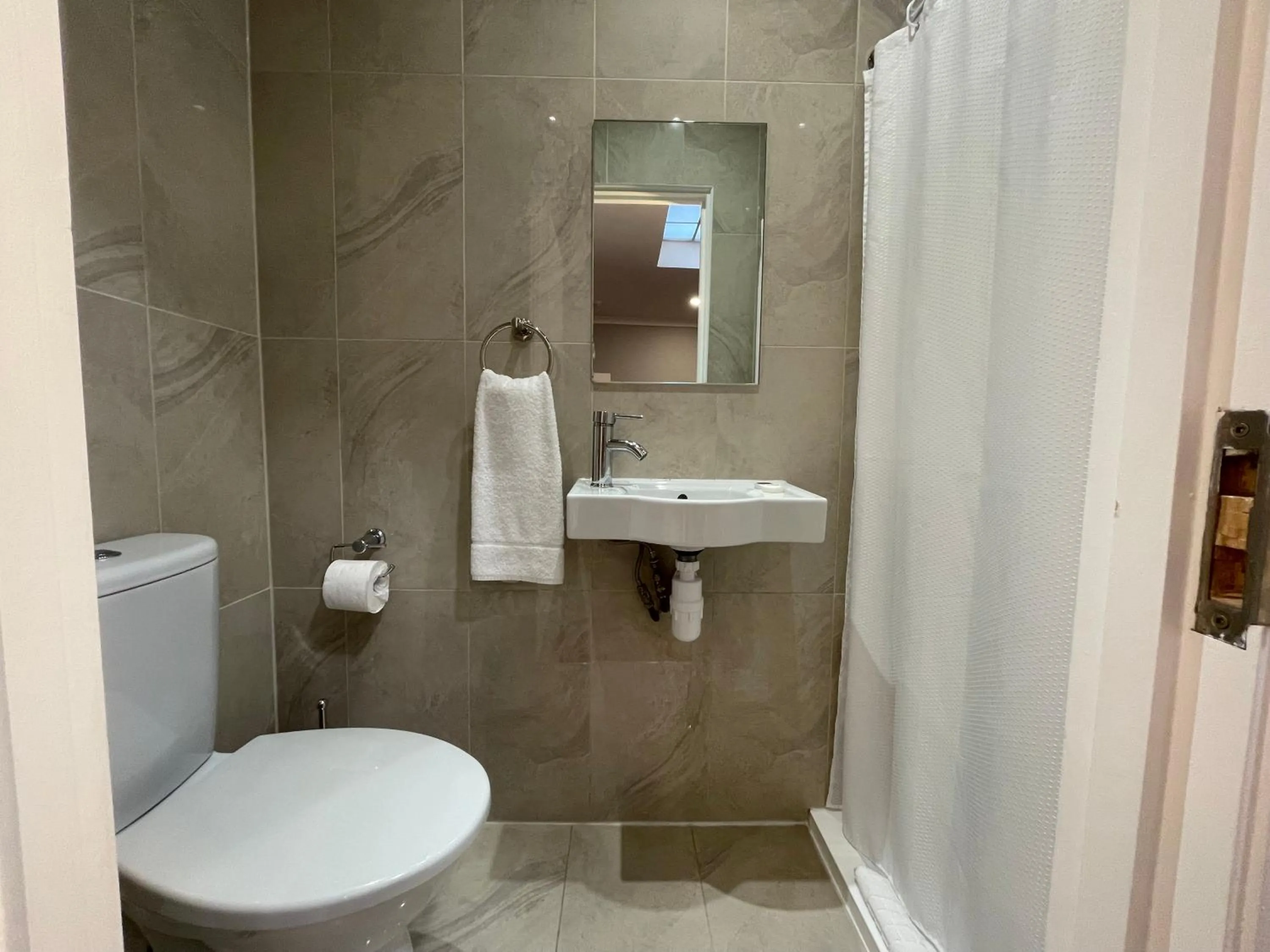 Toilet in Jubilee Hotel Victoria