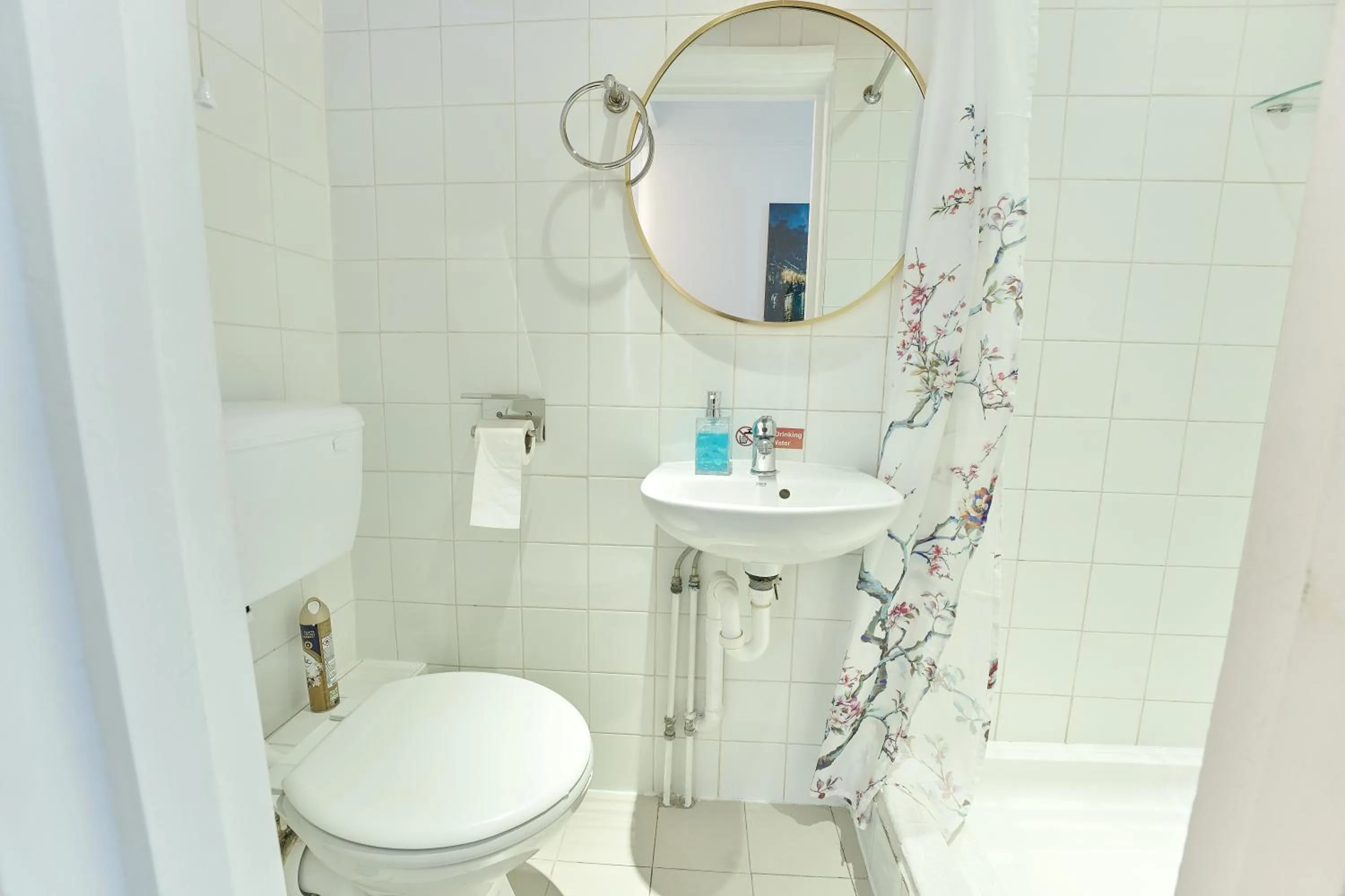 Shower in Jubilee Hotel Victoria