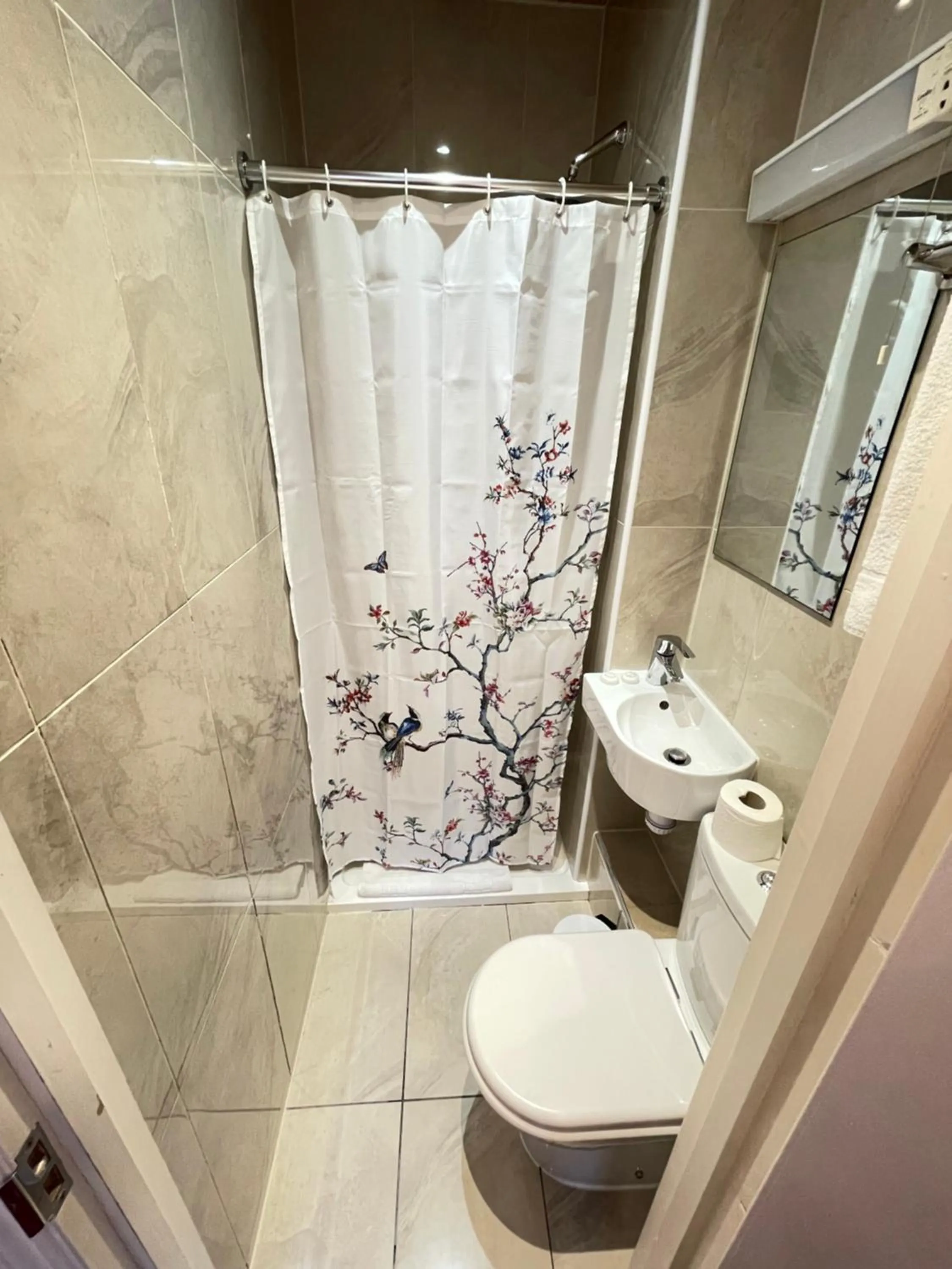 Shower in Jubilee Hotel Victoria