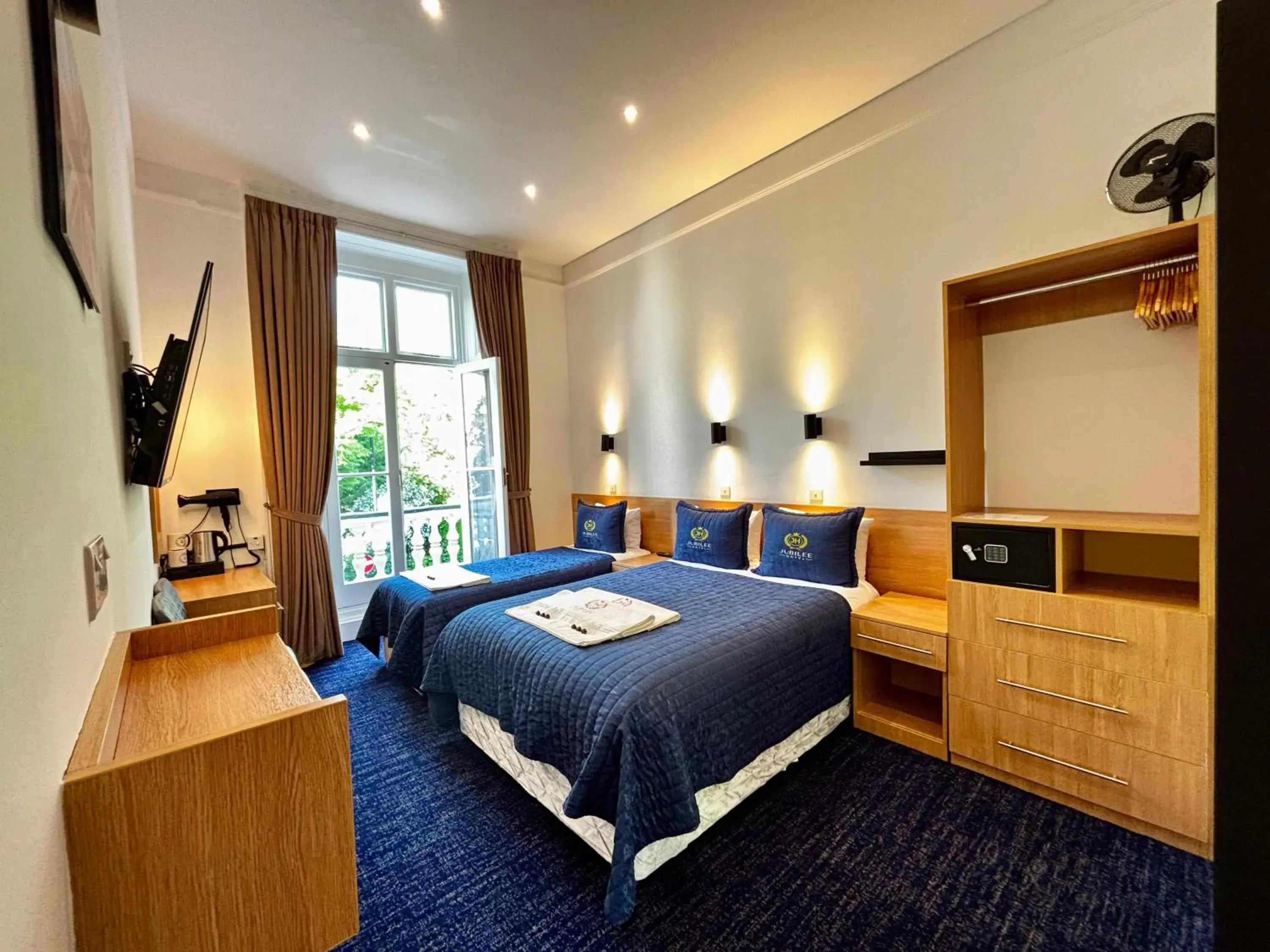 Bed in Jubilee Hotel Victoria Bed in Jubilee Hotel Victoria