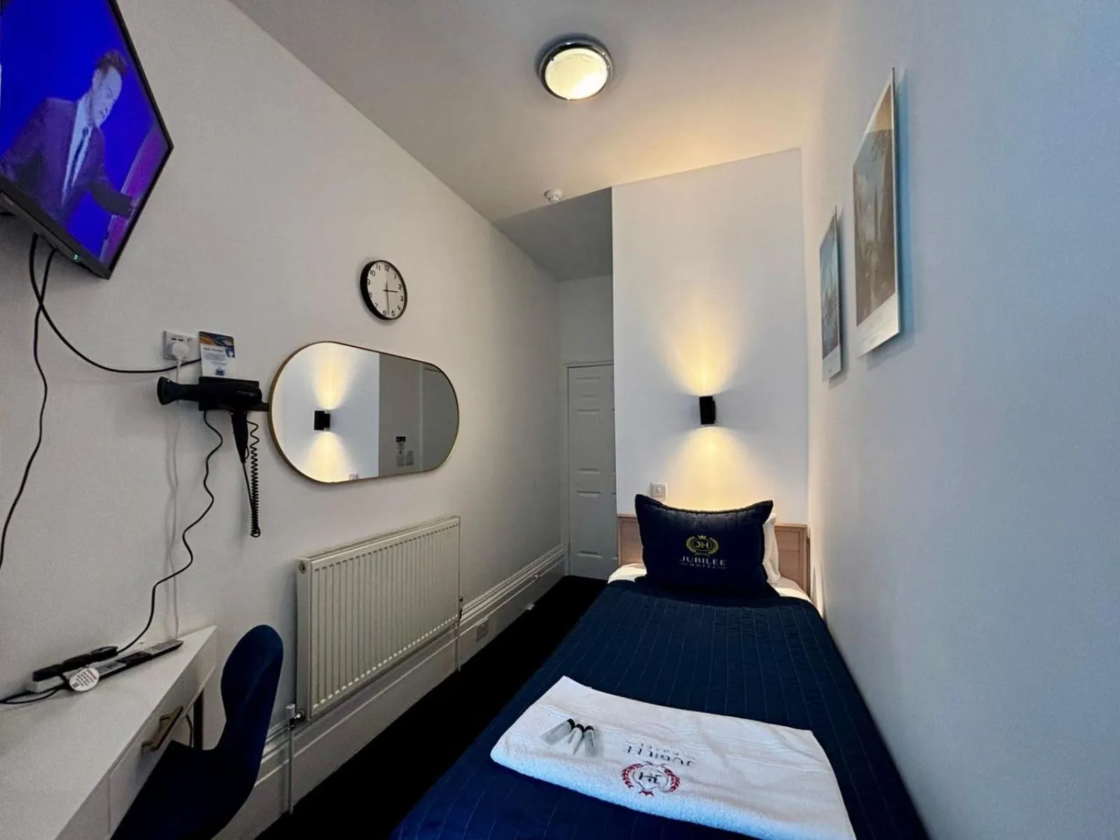 Bed in Jubilee Hotel Victoria