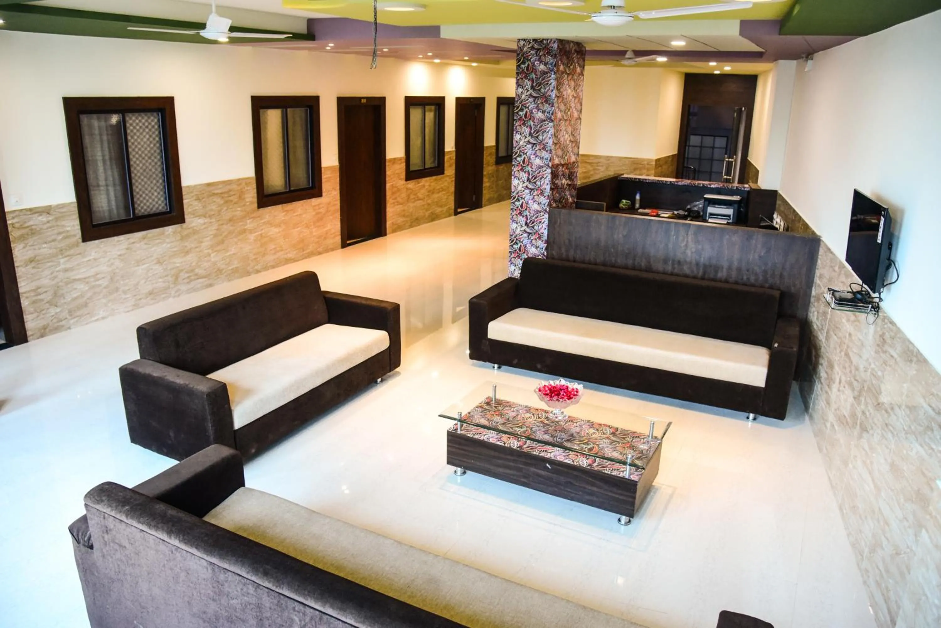 Communal lounge/ TV room in Hotel Global Inn