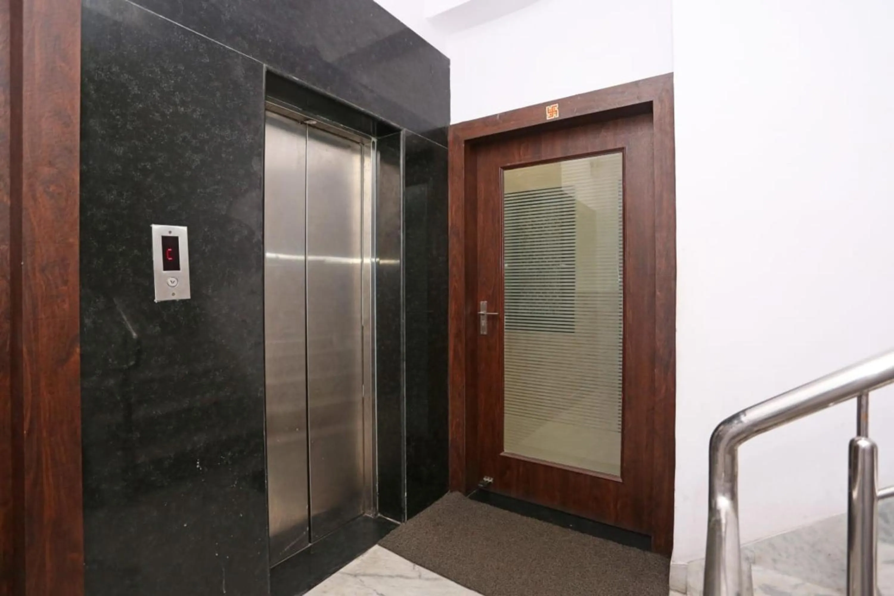 elevator in Hotel Global Inn