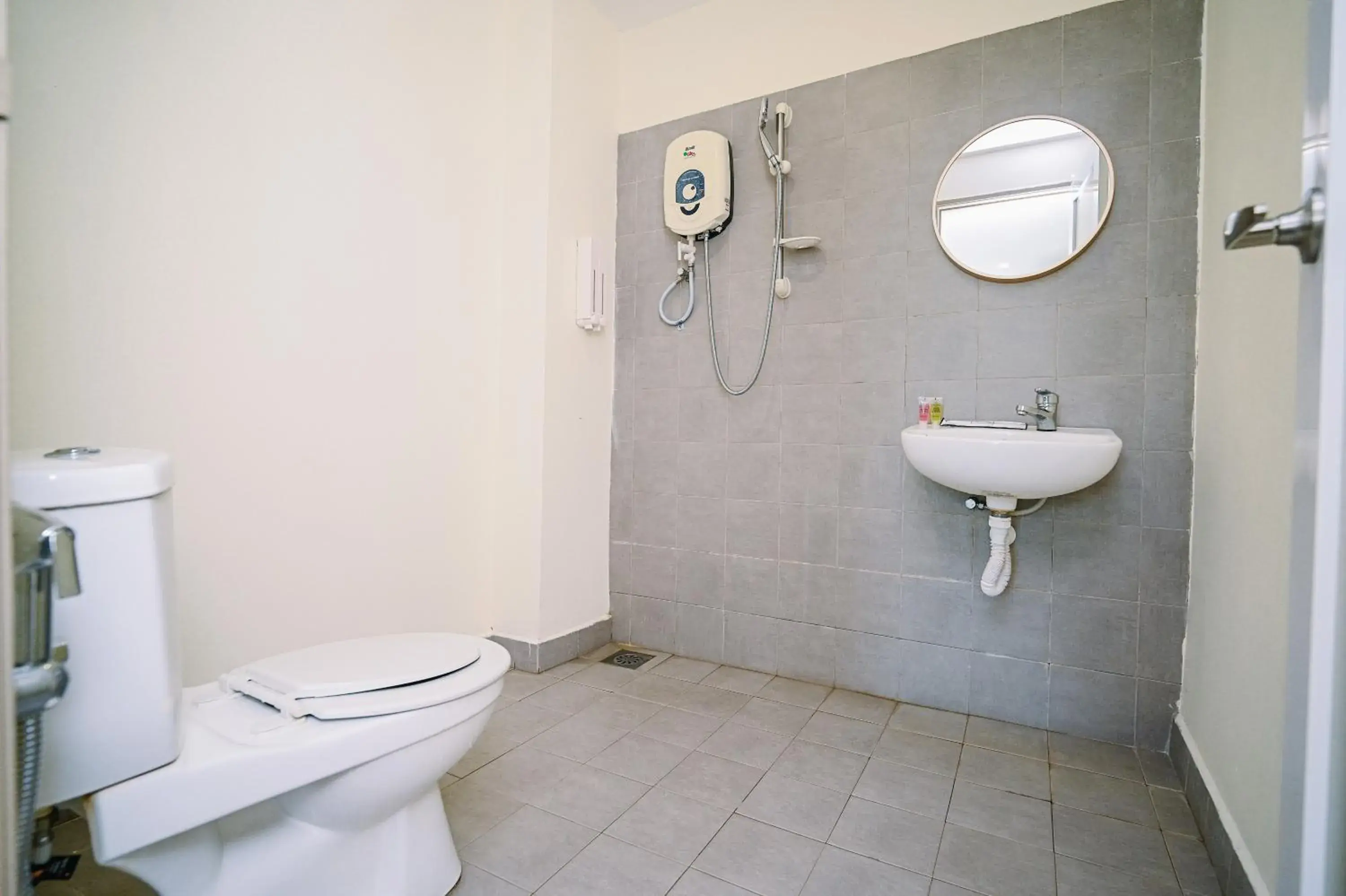 Shower in Swing & Pillows - Z Hotel Cyberjaya Shower in Swing & Pillows - Z Hotel Cyberjaya