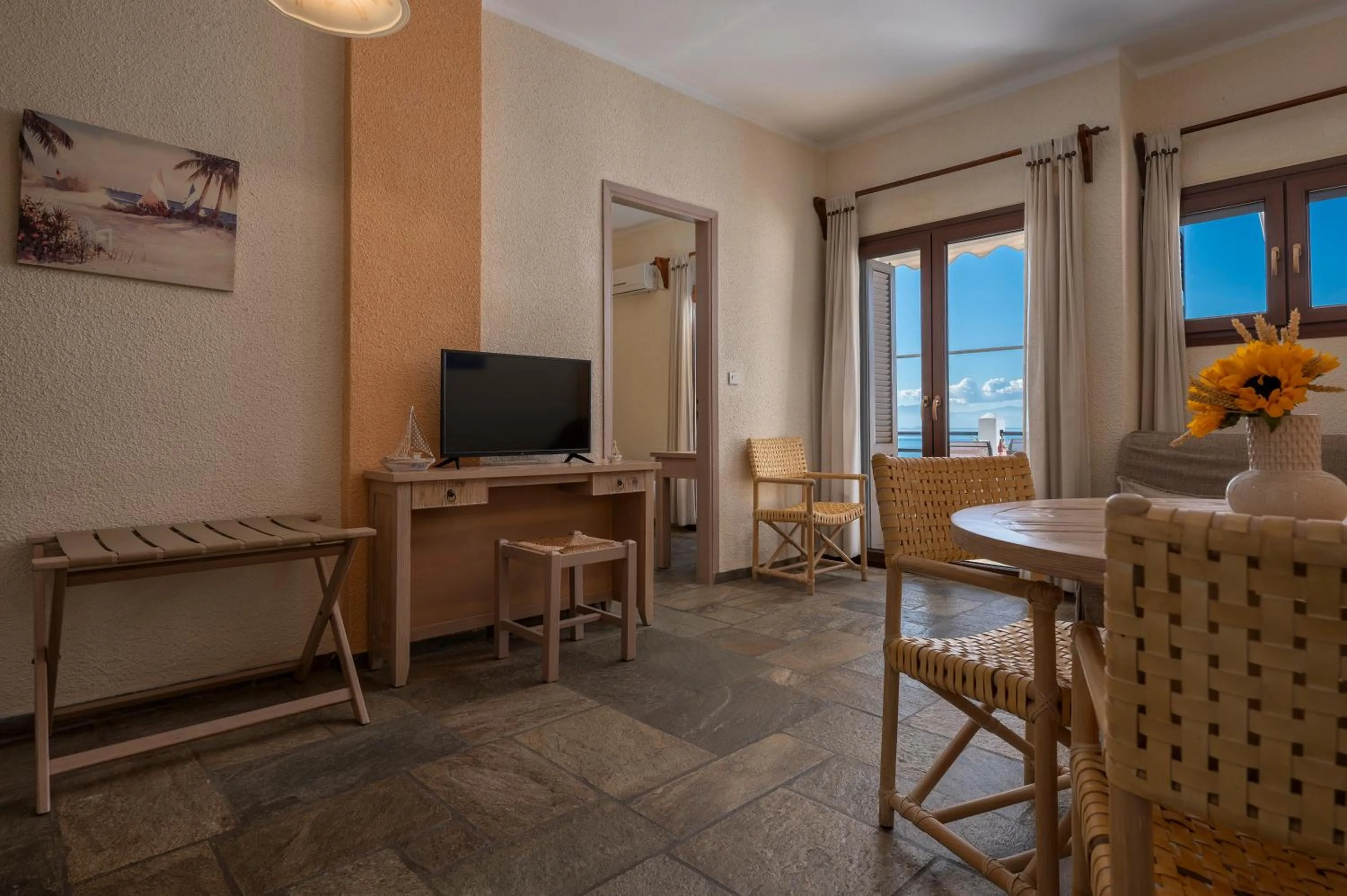 TV and multimedia in Agnanti Hotel Apartments