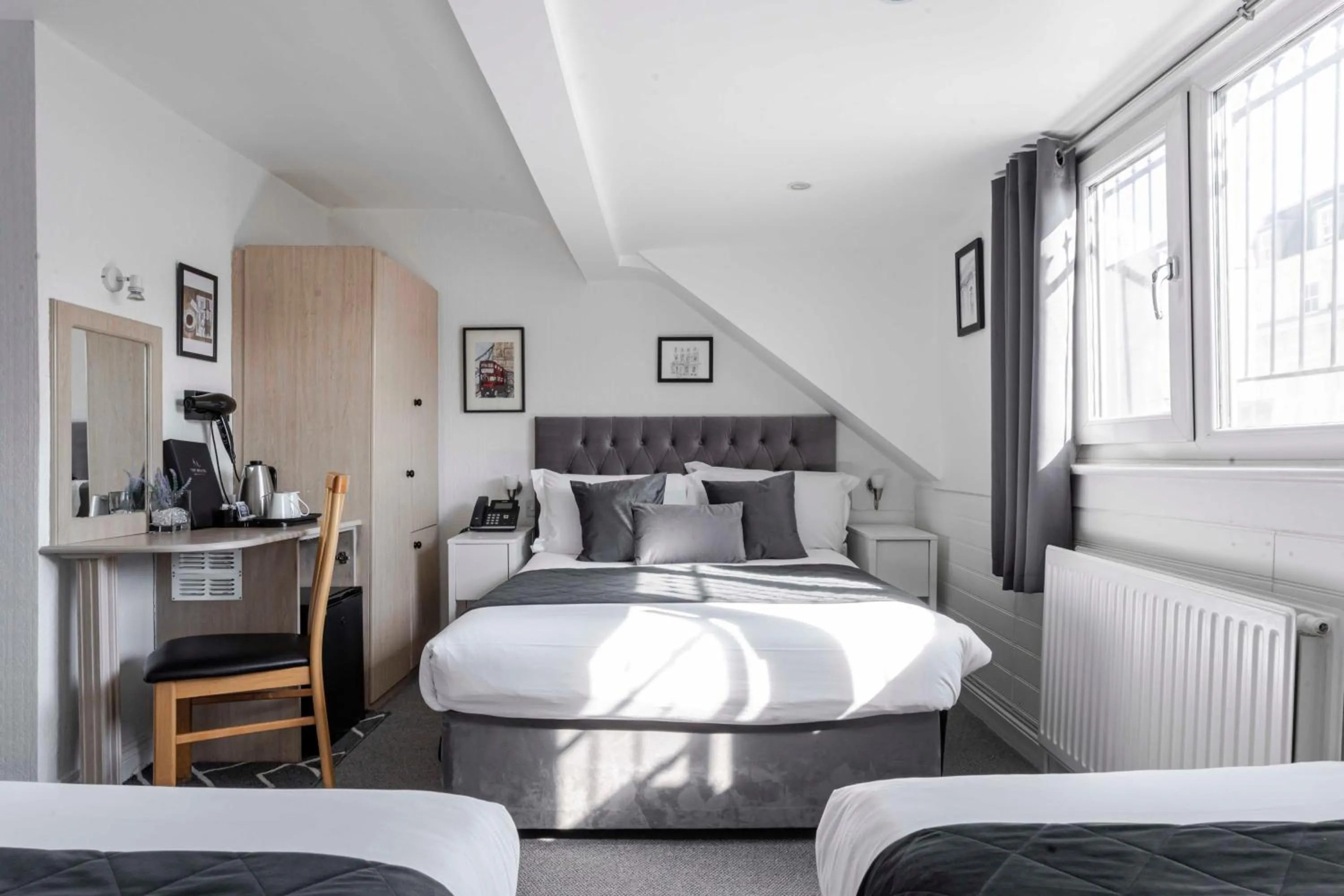 Bedroom, Bed in The Melita