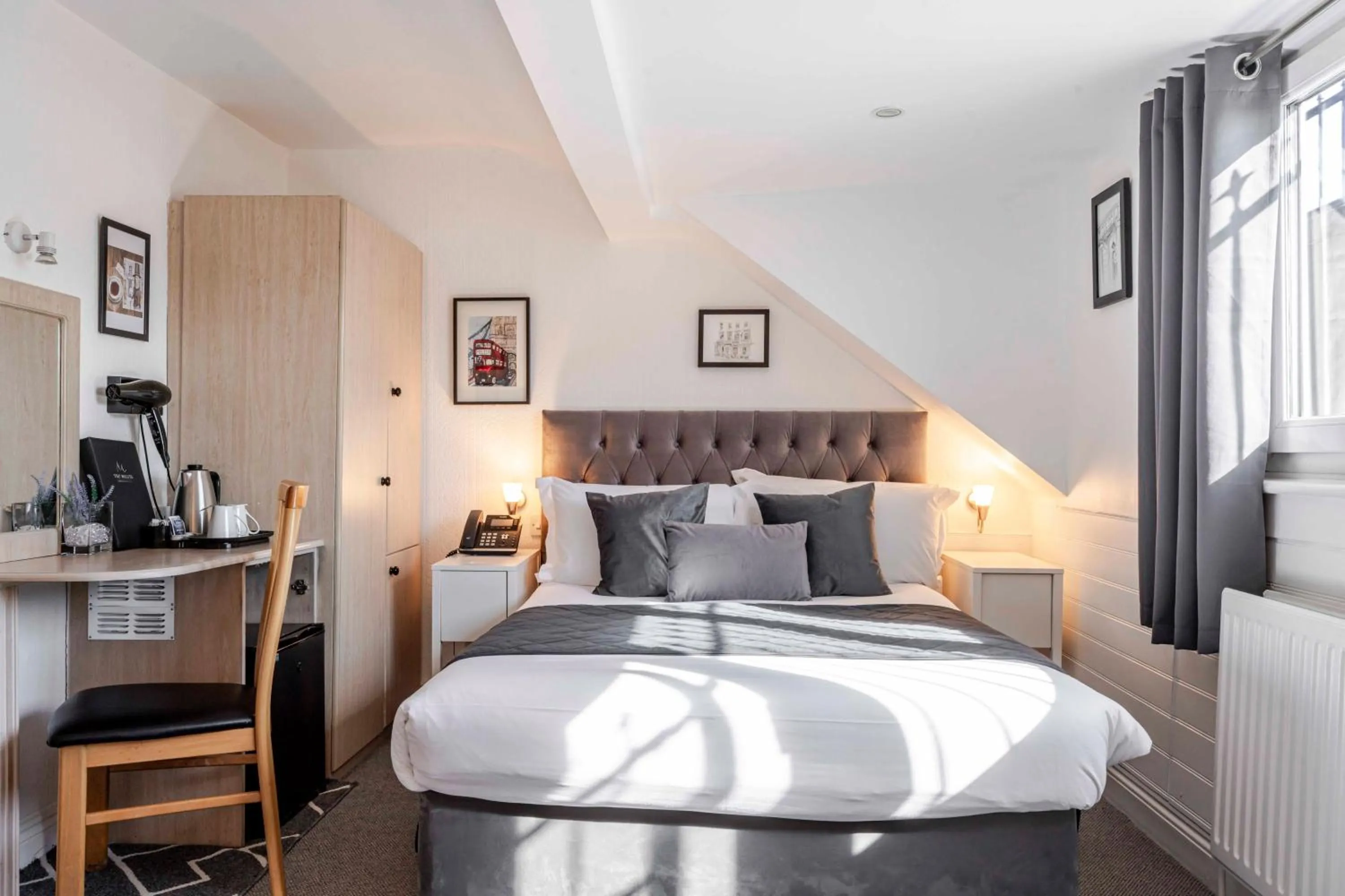 Bedroom, Bed in The Melita