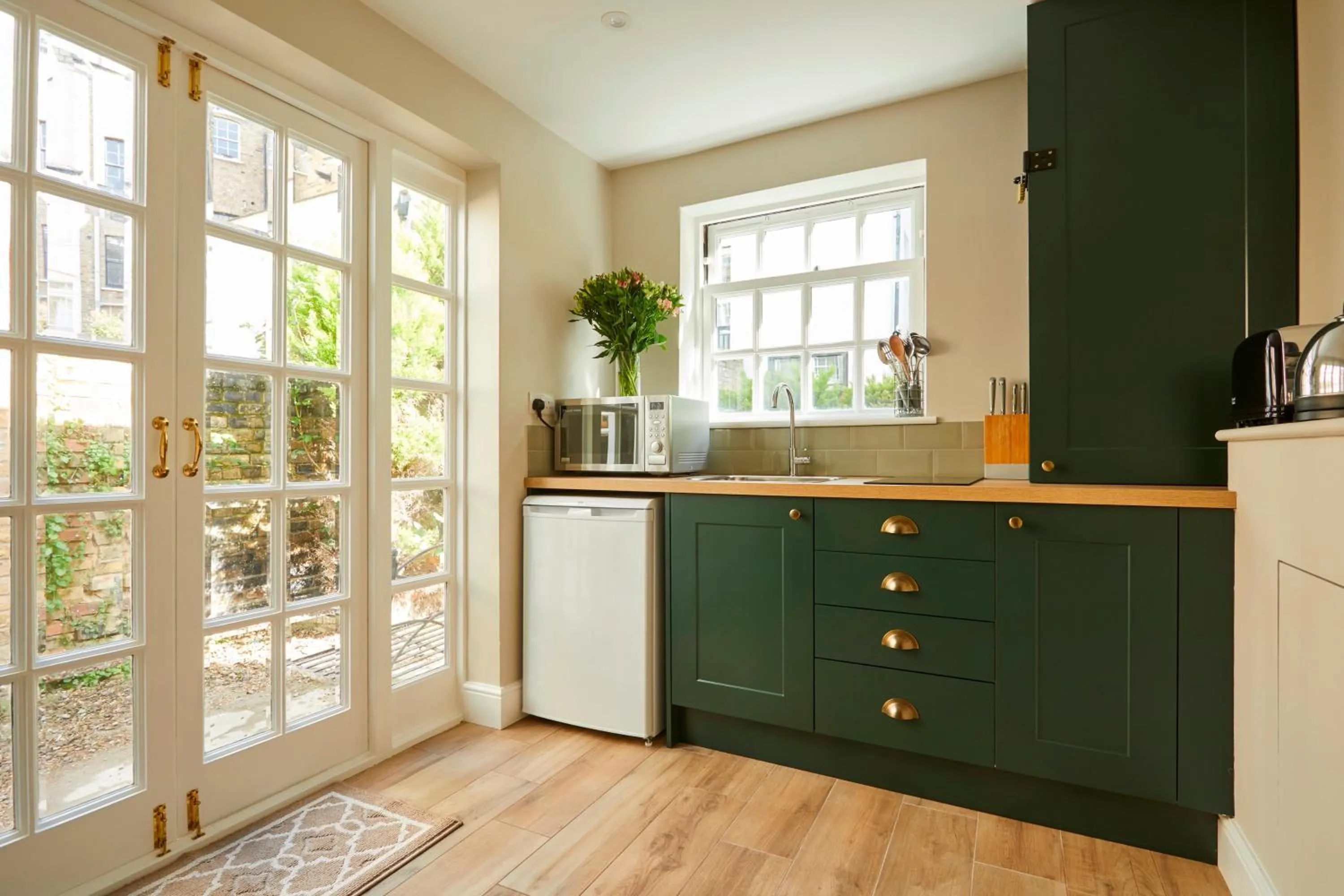 Kitchen or kitchenette in Georgian House Hotel