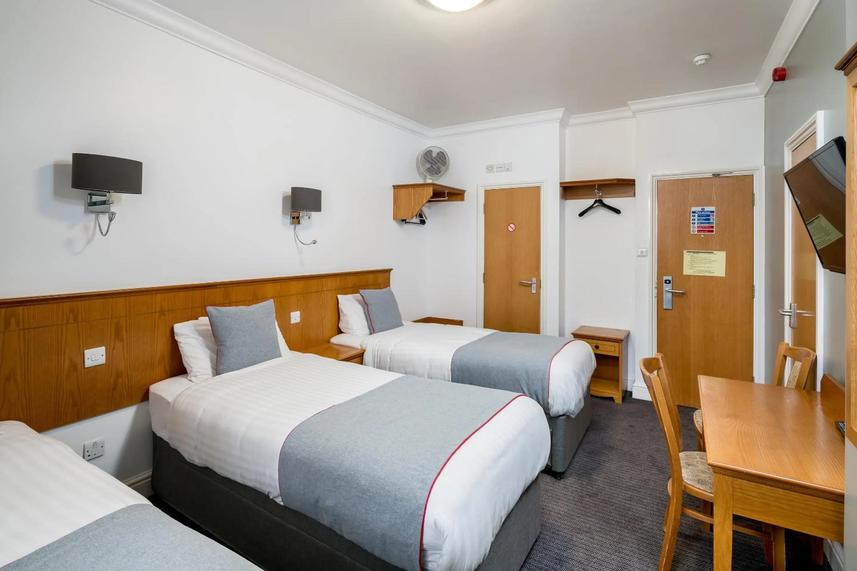 Bedroom, Bed in OYO Townhouse New England, London Victoria