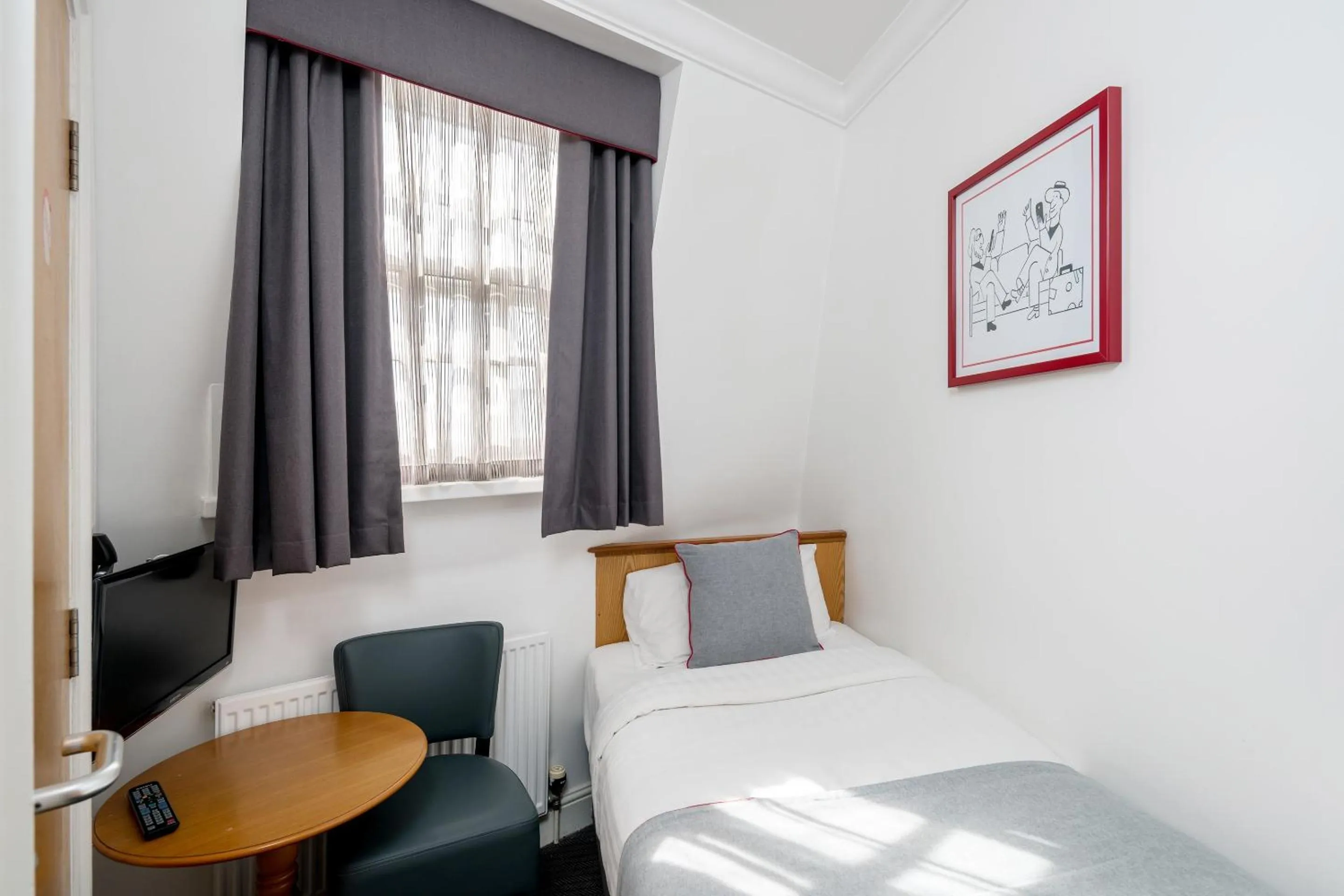 Bedroom, Bed in OYO Townhouse New England, London Victoria