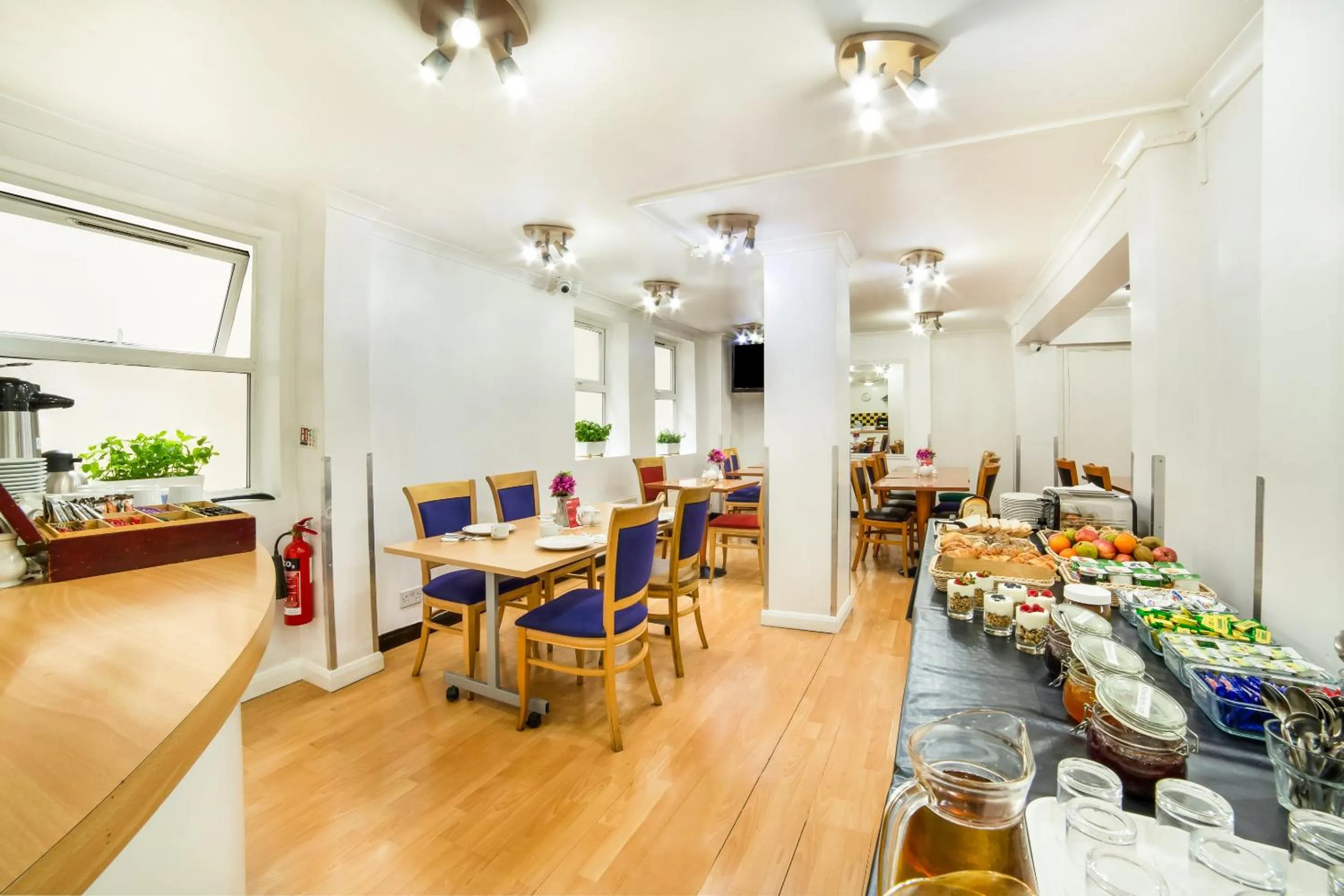 Restaurant/places to eat in OYO Townhouse New England, London Victoria