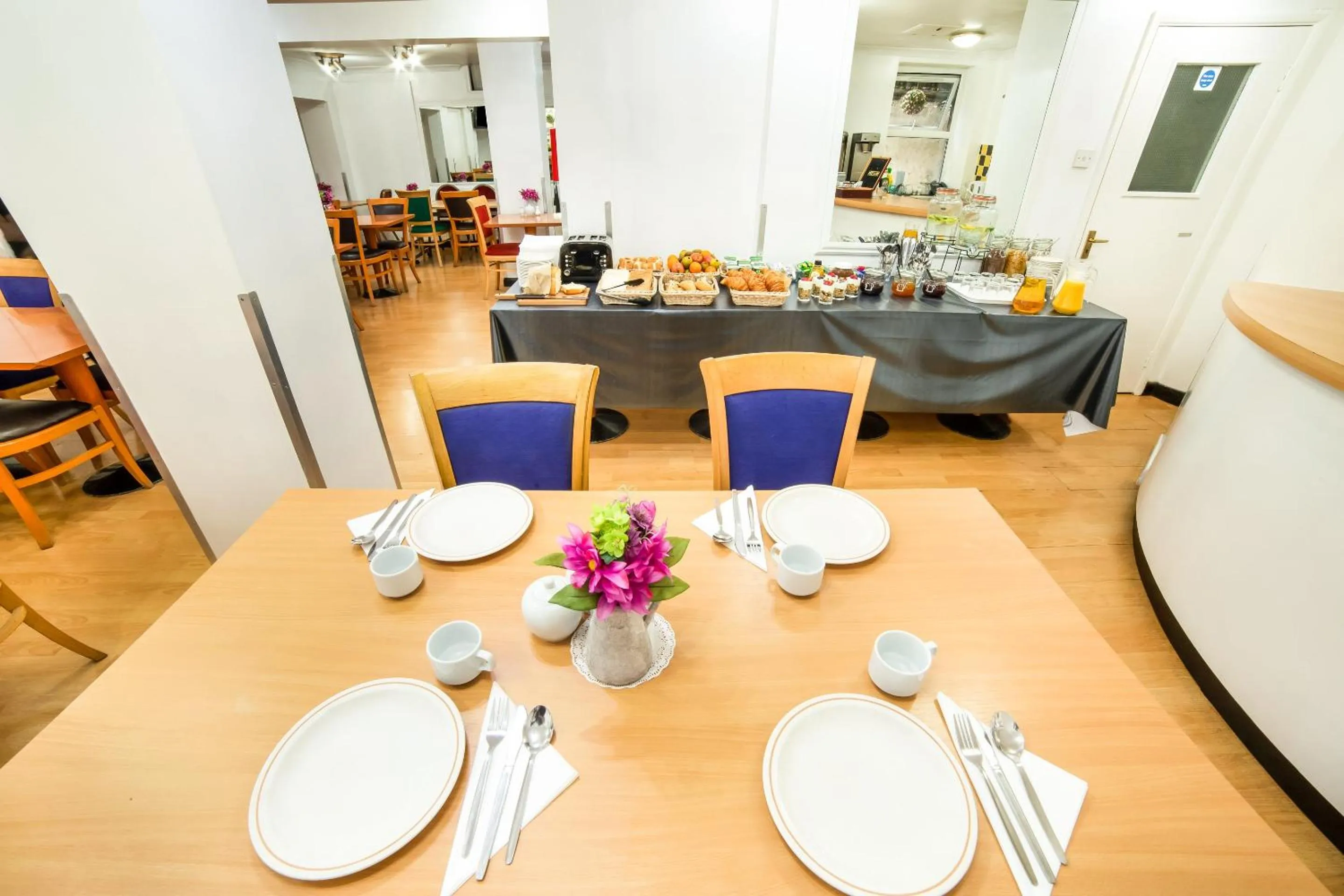 Restaurant/places to eat in OYO Townhouse New England, London Victoria