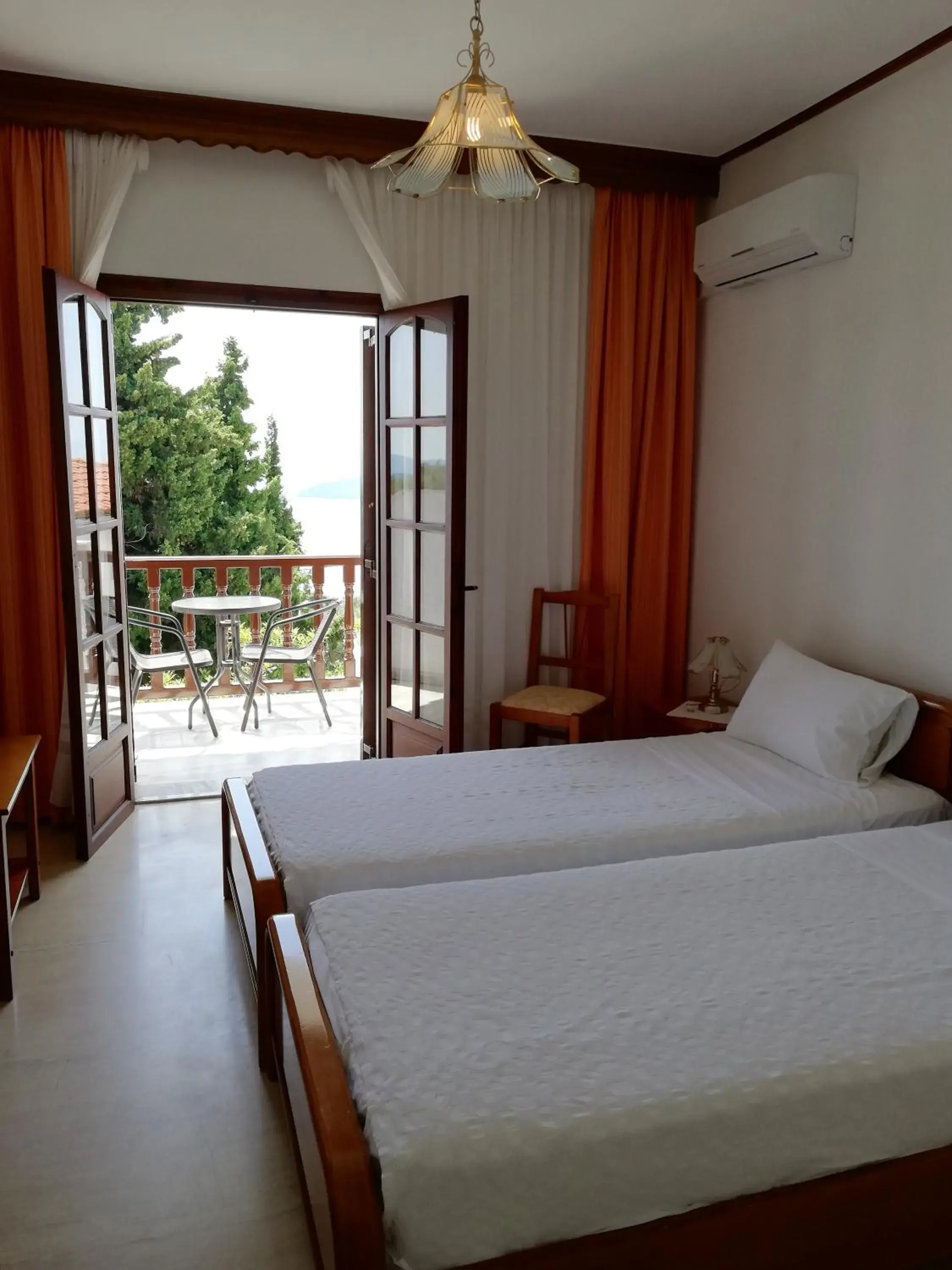 Twin Room with Sea View in Hotel Paradise Twin Room with Sea View in Hotel Paradise