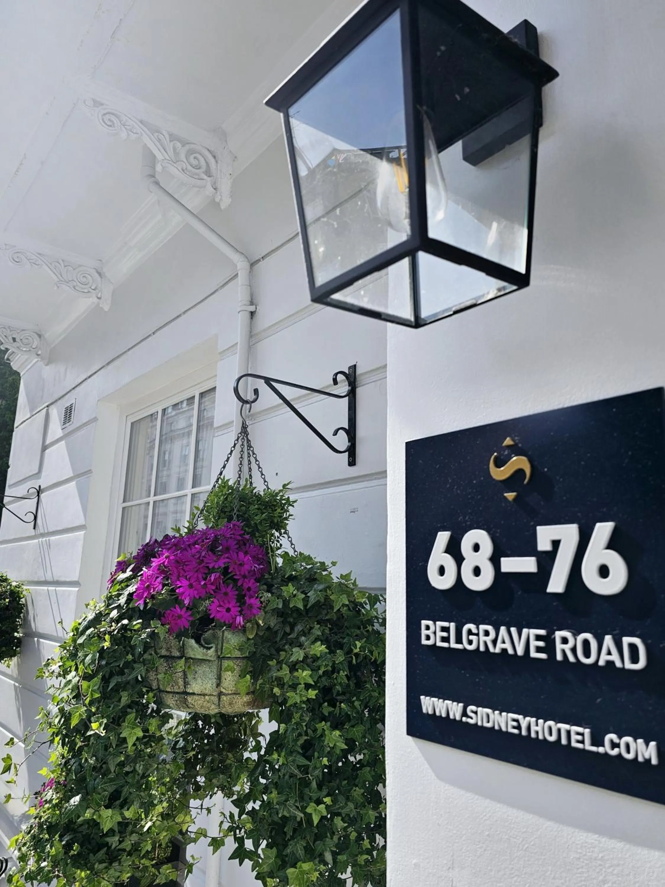 Facade/entrance in Sidney Hotel London-Victoria