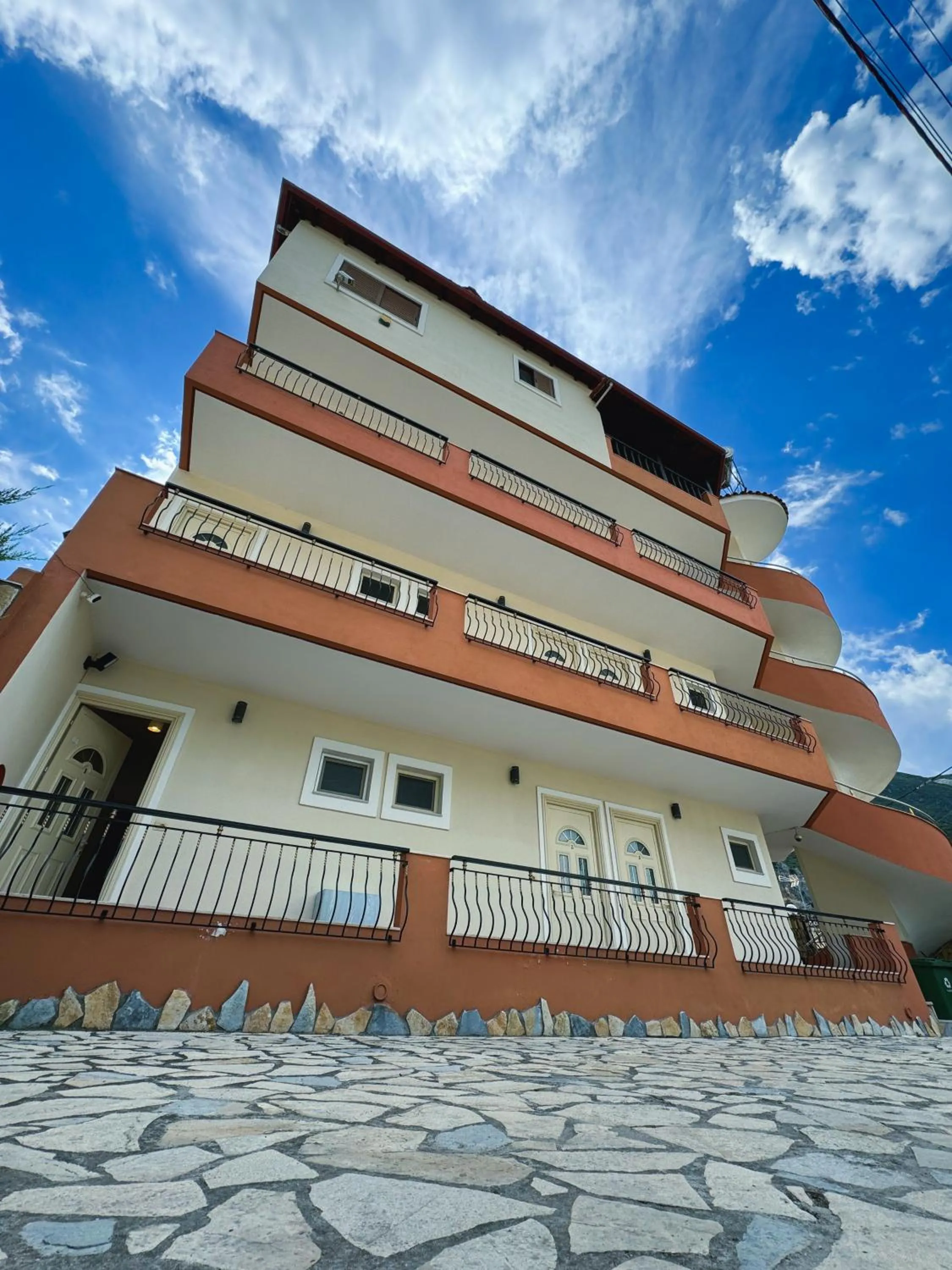 Friends House - Borsh Hotel