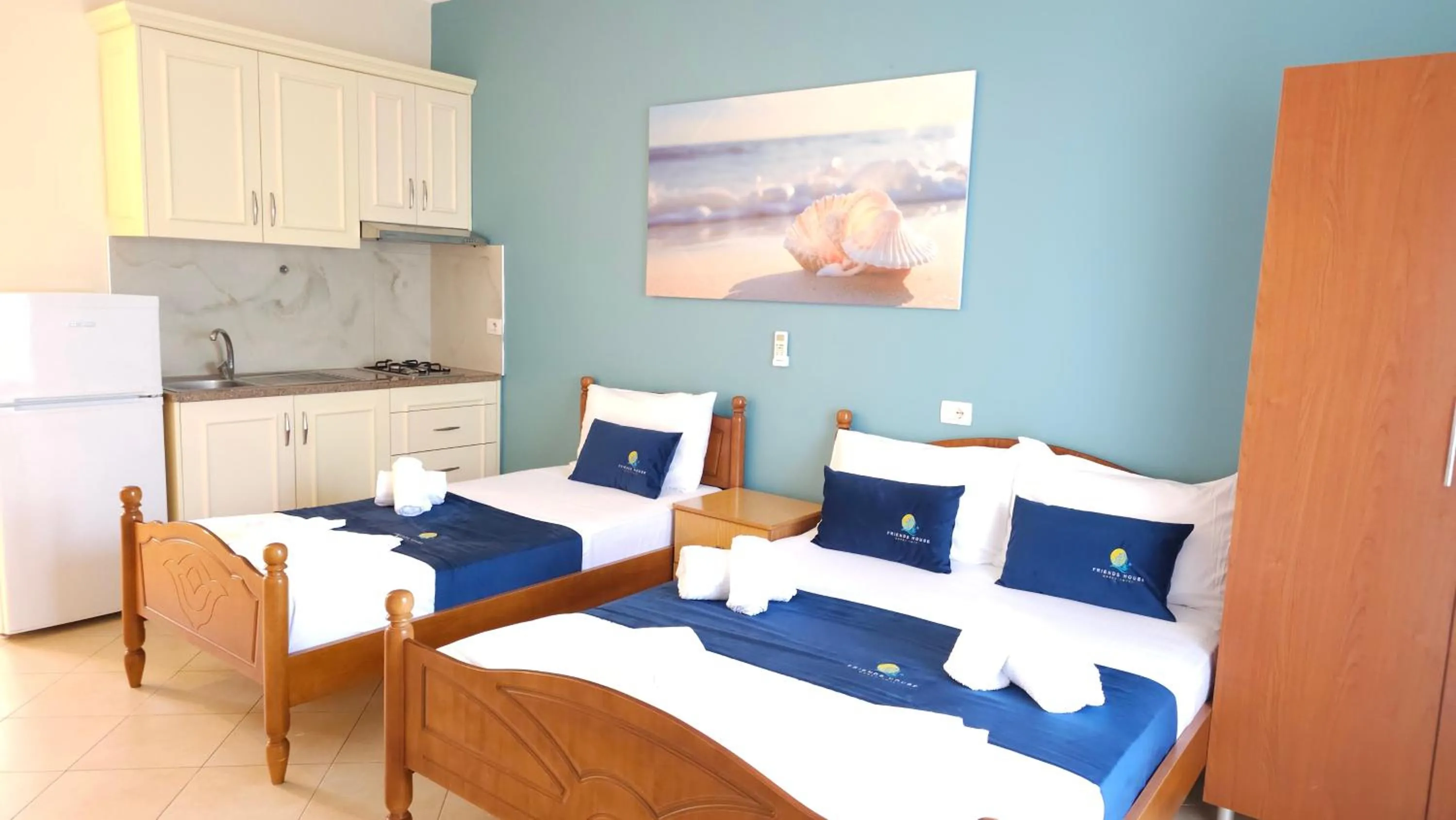Triple Room with Balcony in Friends House - Borsh Hotel