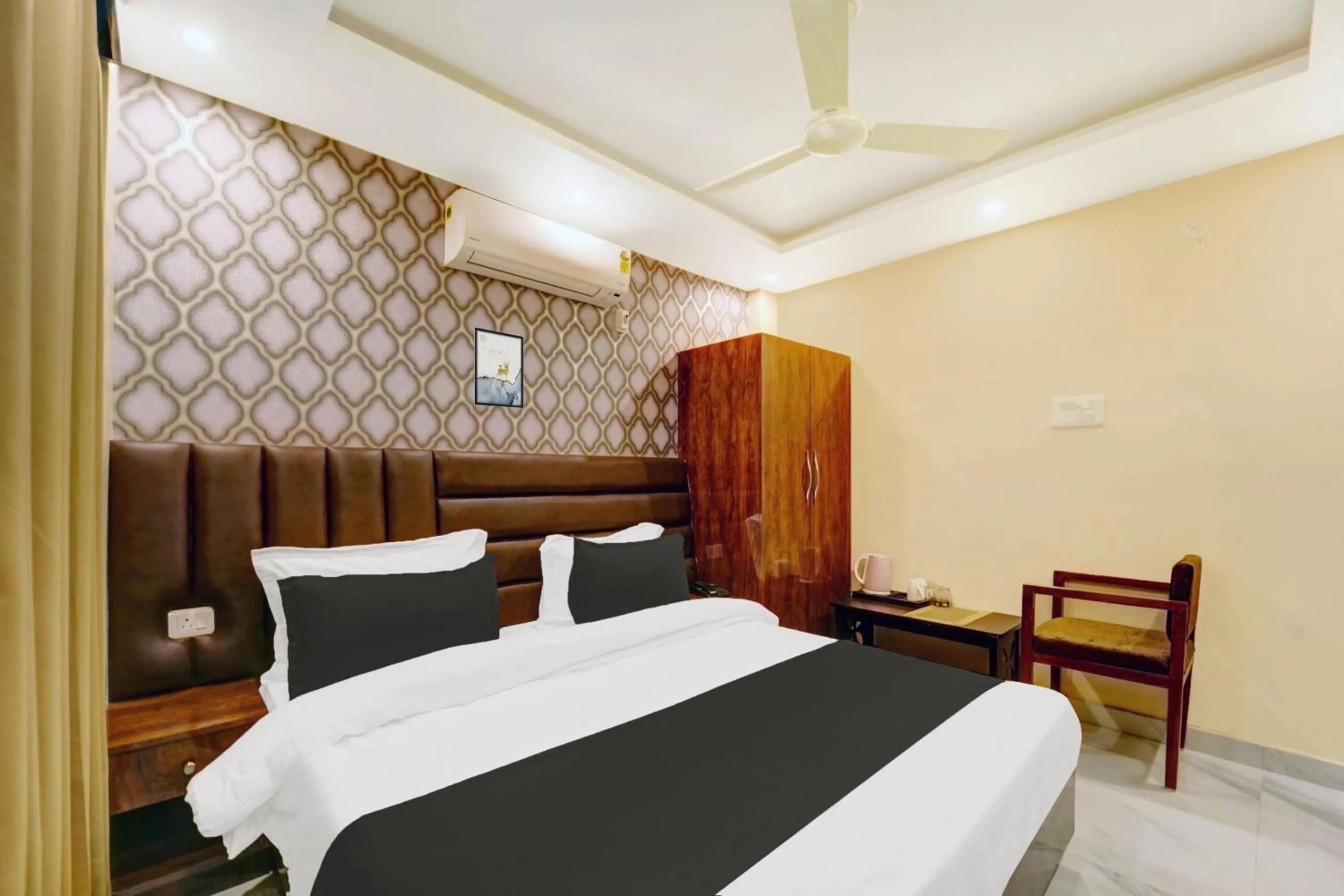 Bedroom, Bed in Super Townhouse OAK The Dev Regency