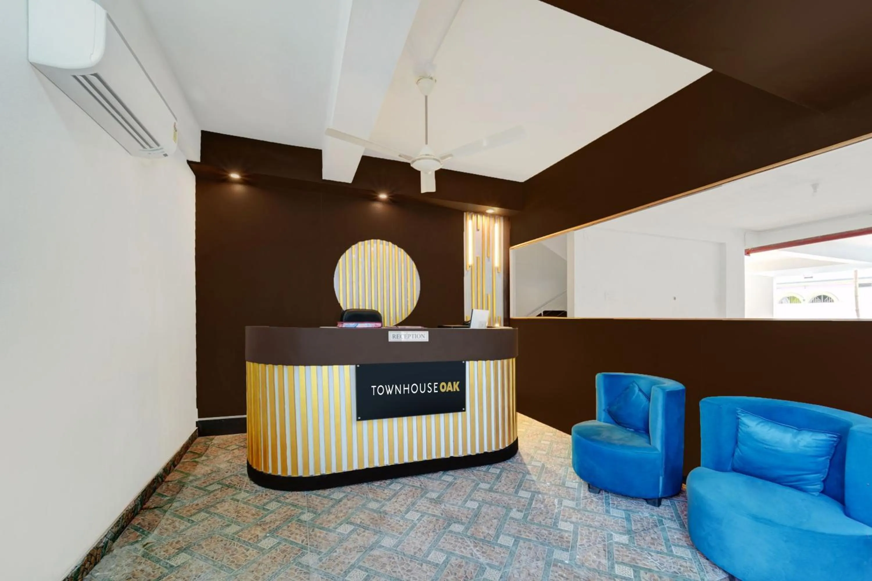 Lobby or reception in Super Townhouse OAK The Dev Regency