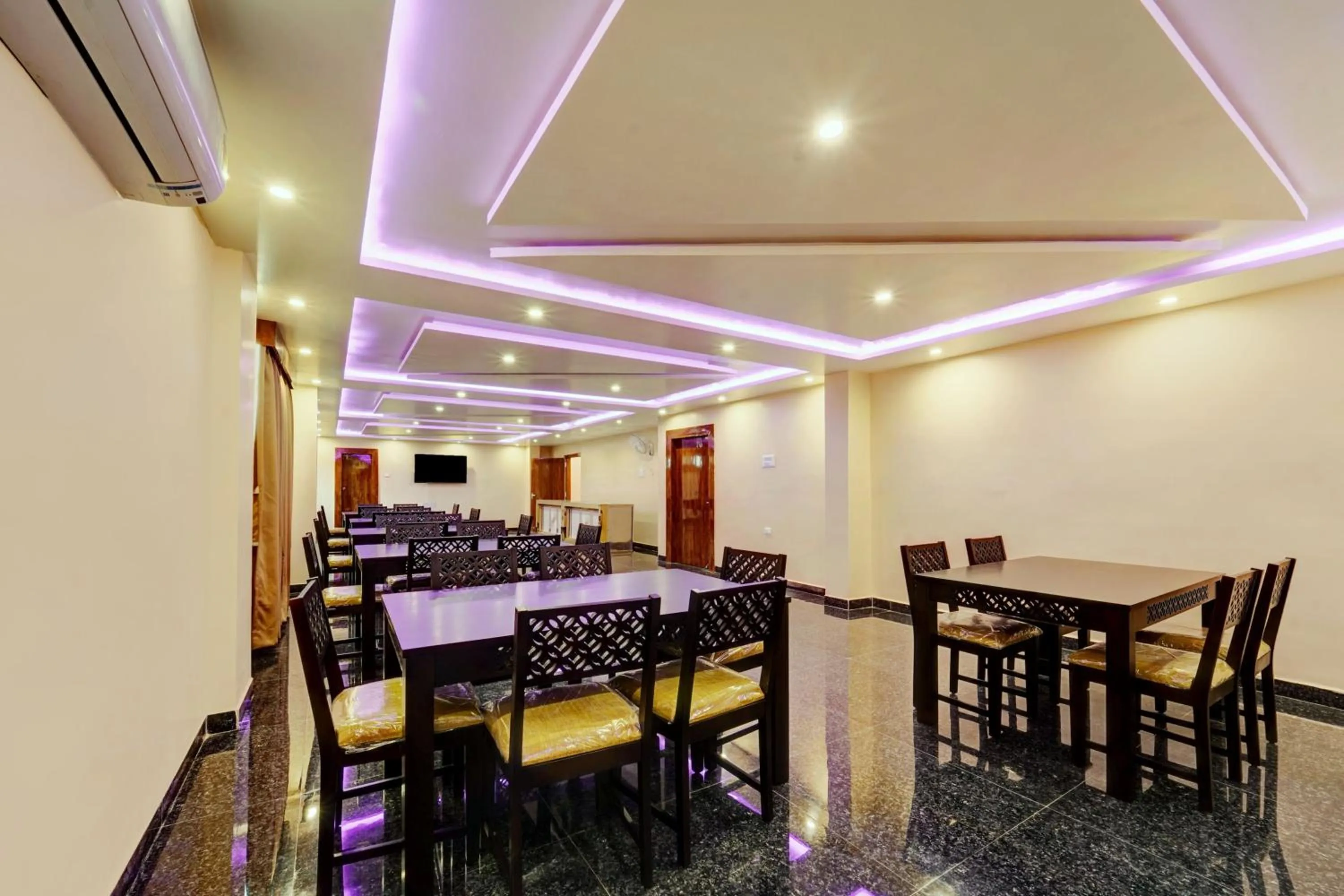 Dining area in Super Townhouse OAK The Dev Regency