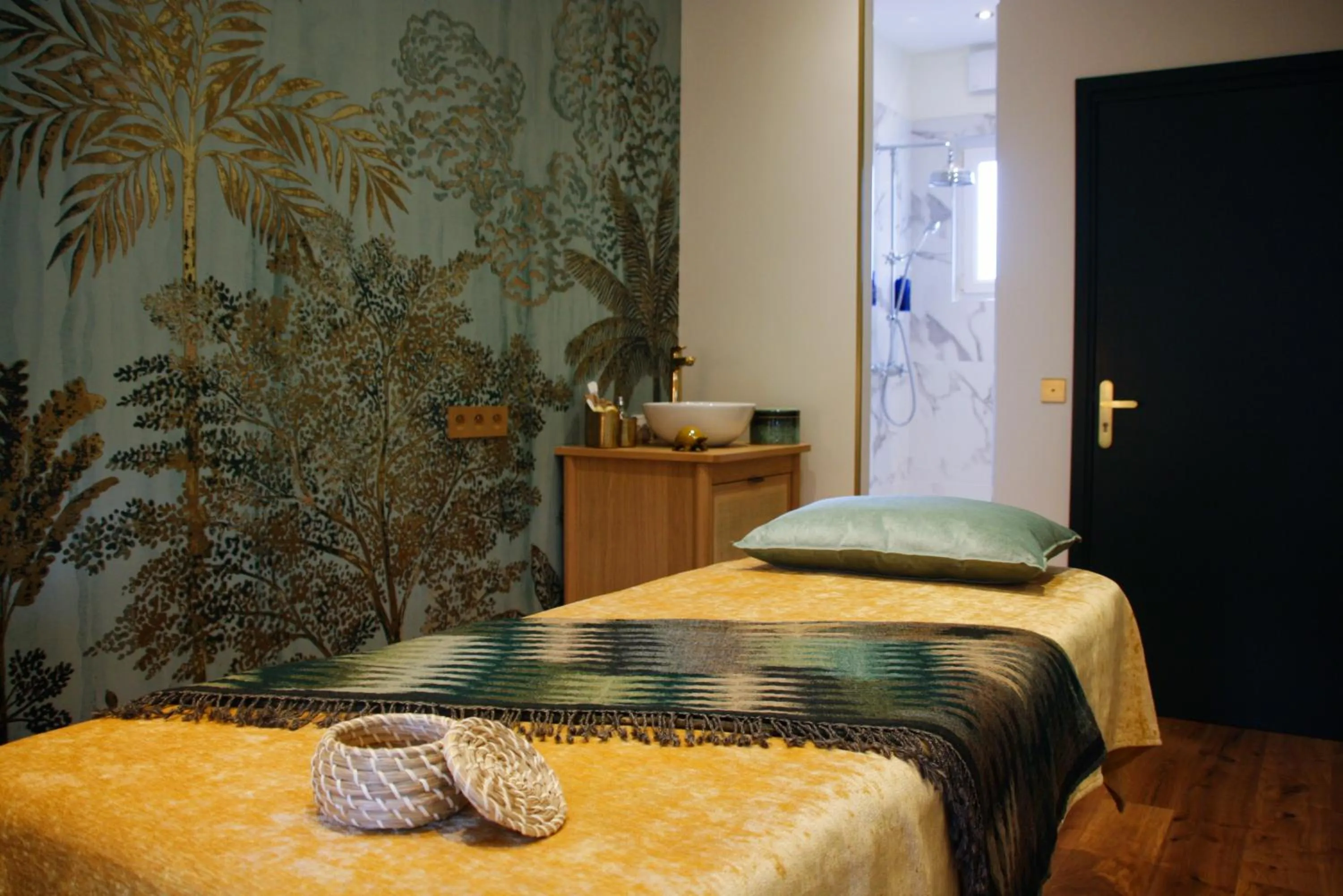 Massage, Bed in Villa Victoria Hôtel et Spa