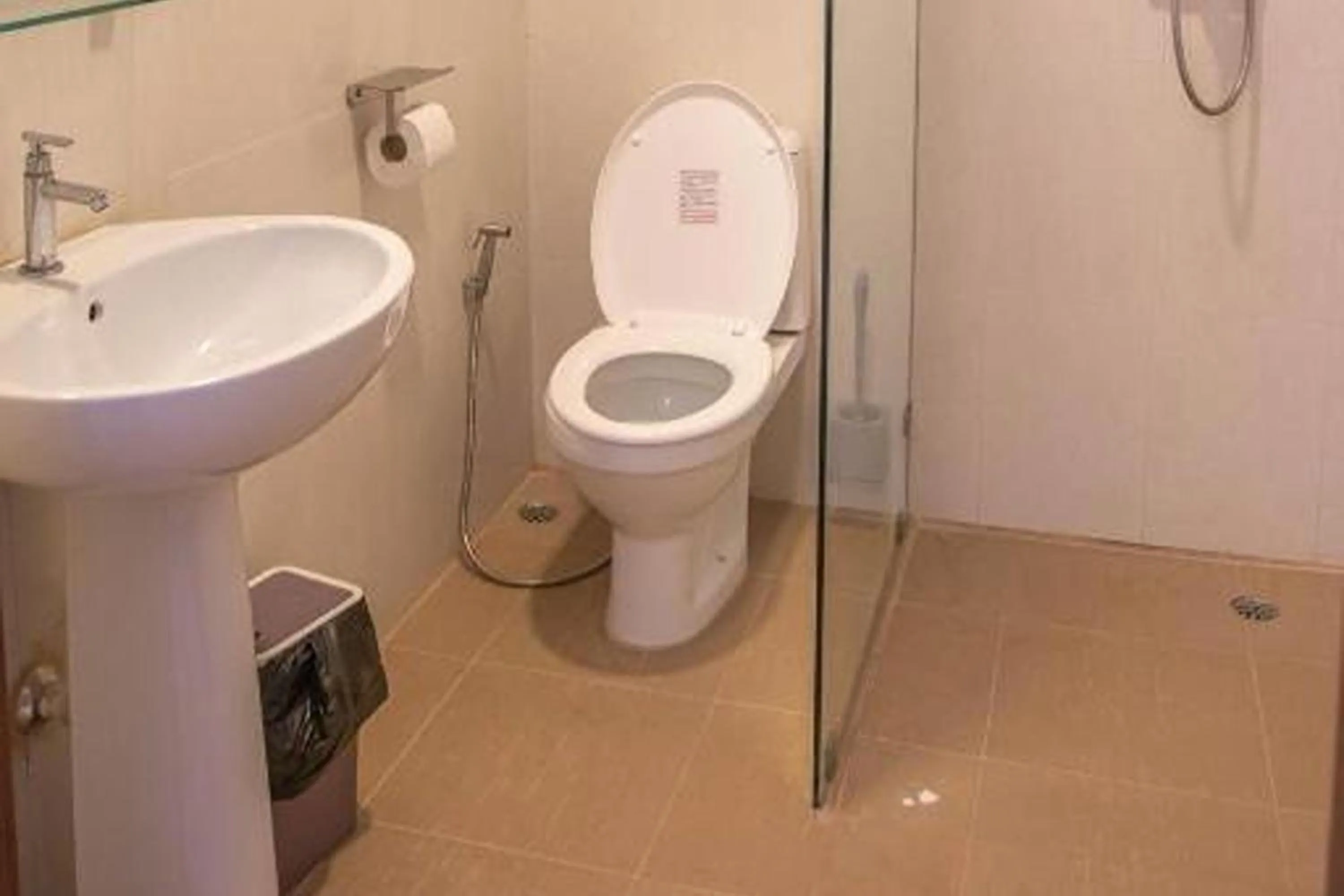 Shower in Maiiam Guesthouse Patong