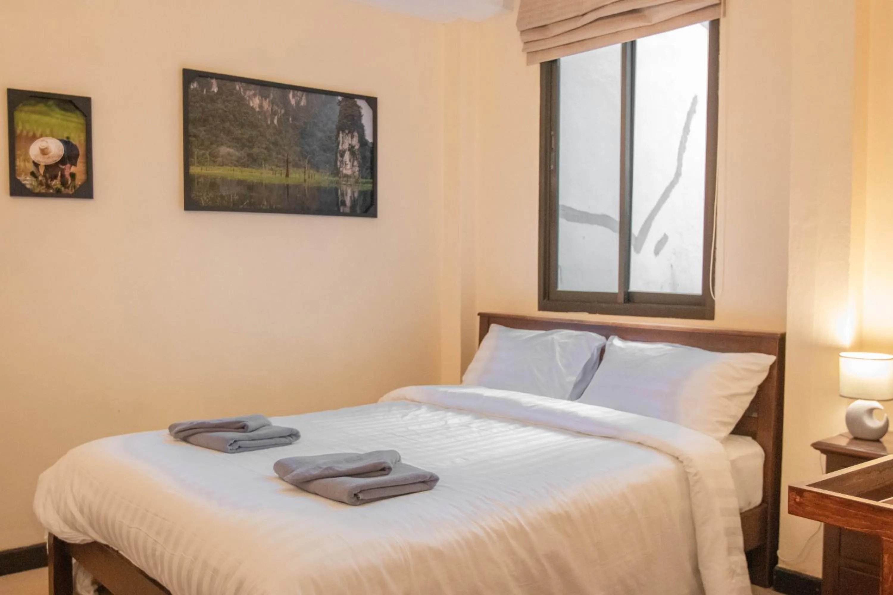 Photo of the whole room, Bed in Maiiam Guesthouse Patong