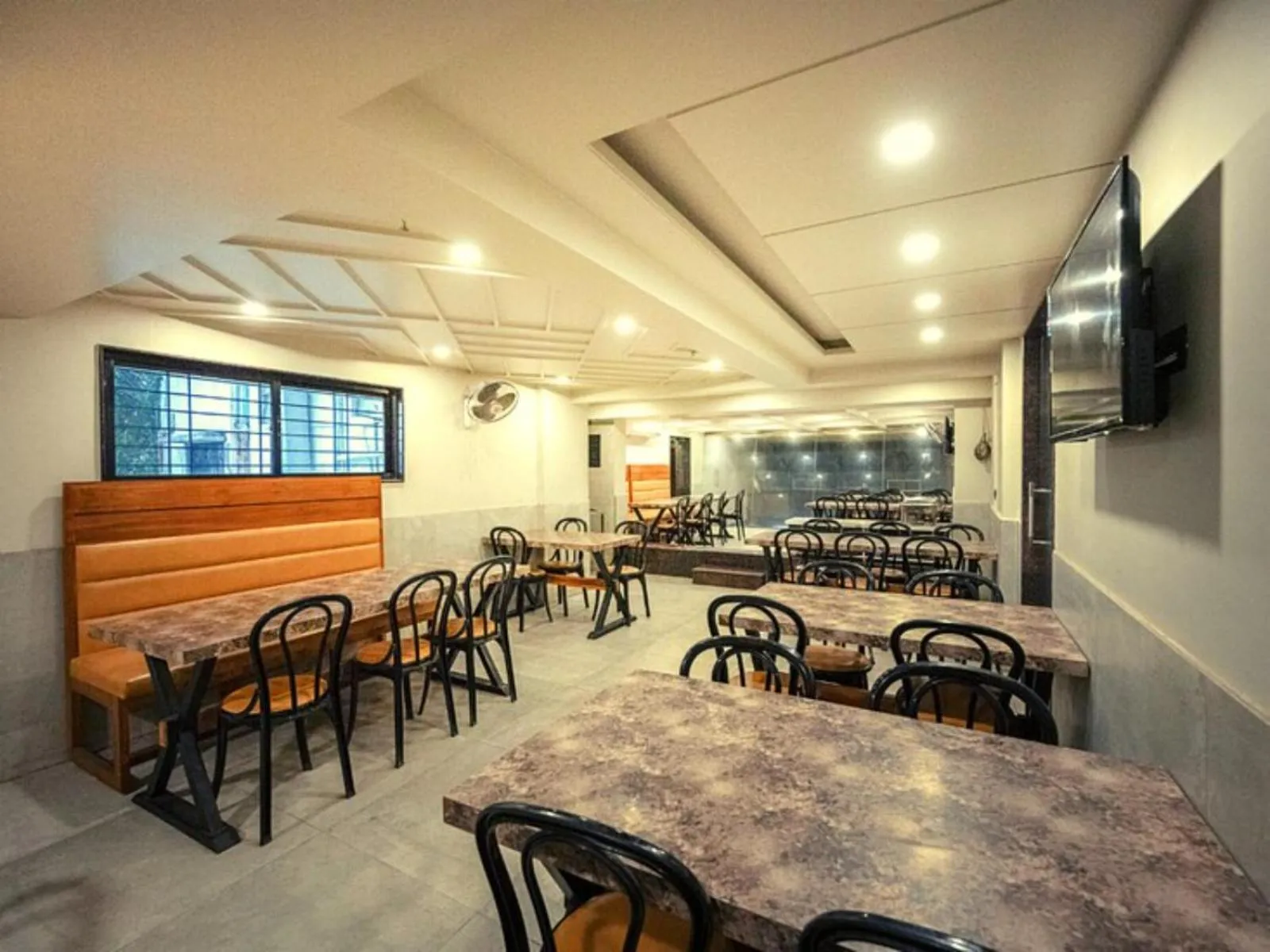 Restaurant/places to eat in Hotel Signature, Nagpur