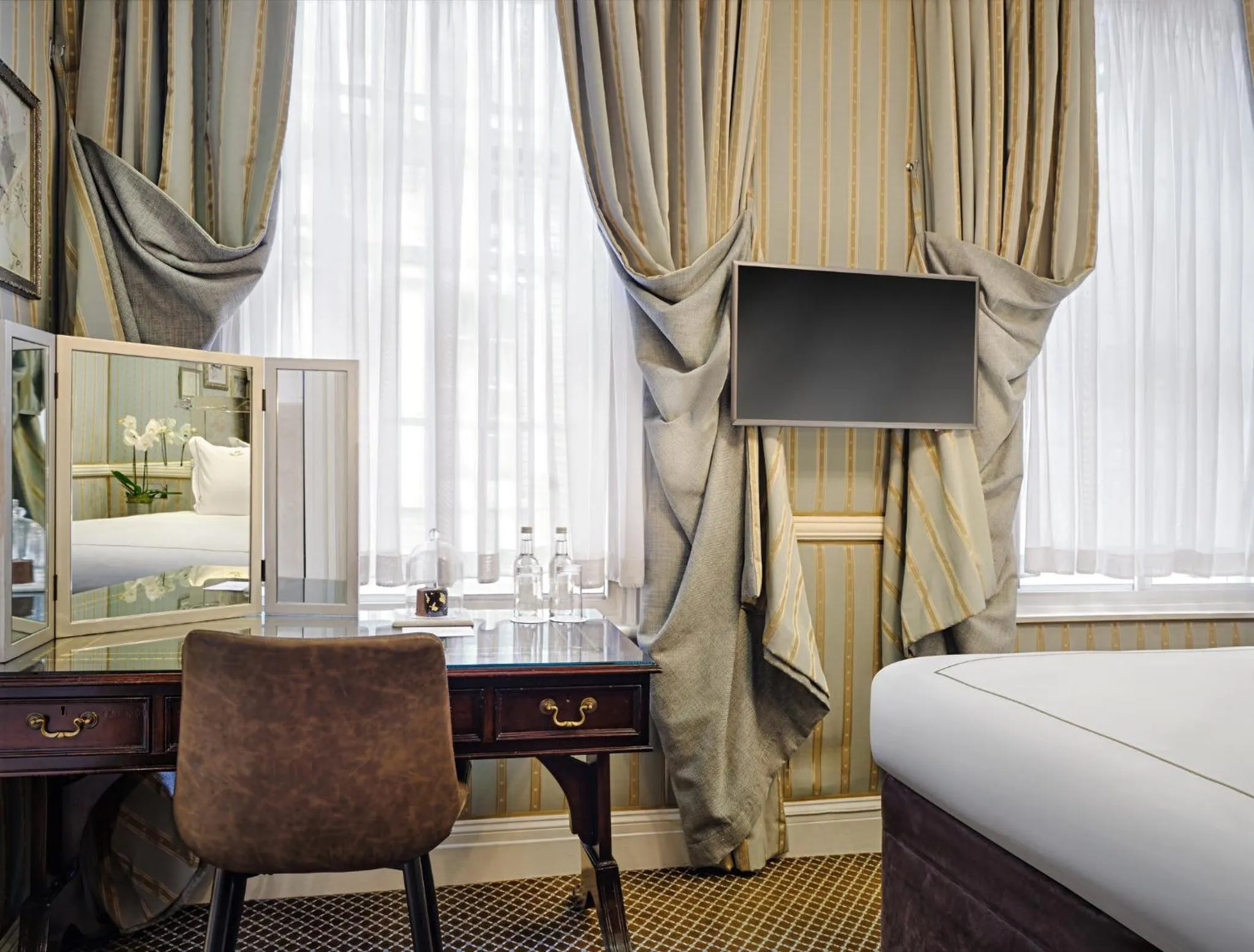 Photo of the whole room, Bed in Rubens At The Palace