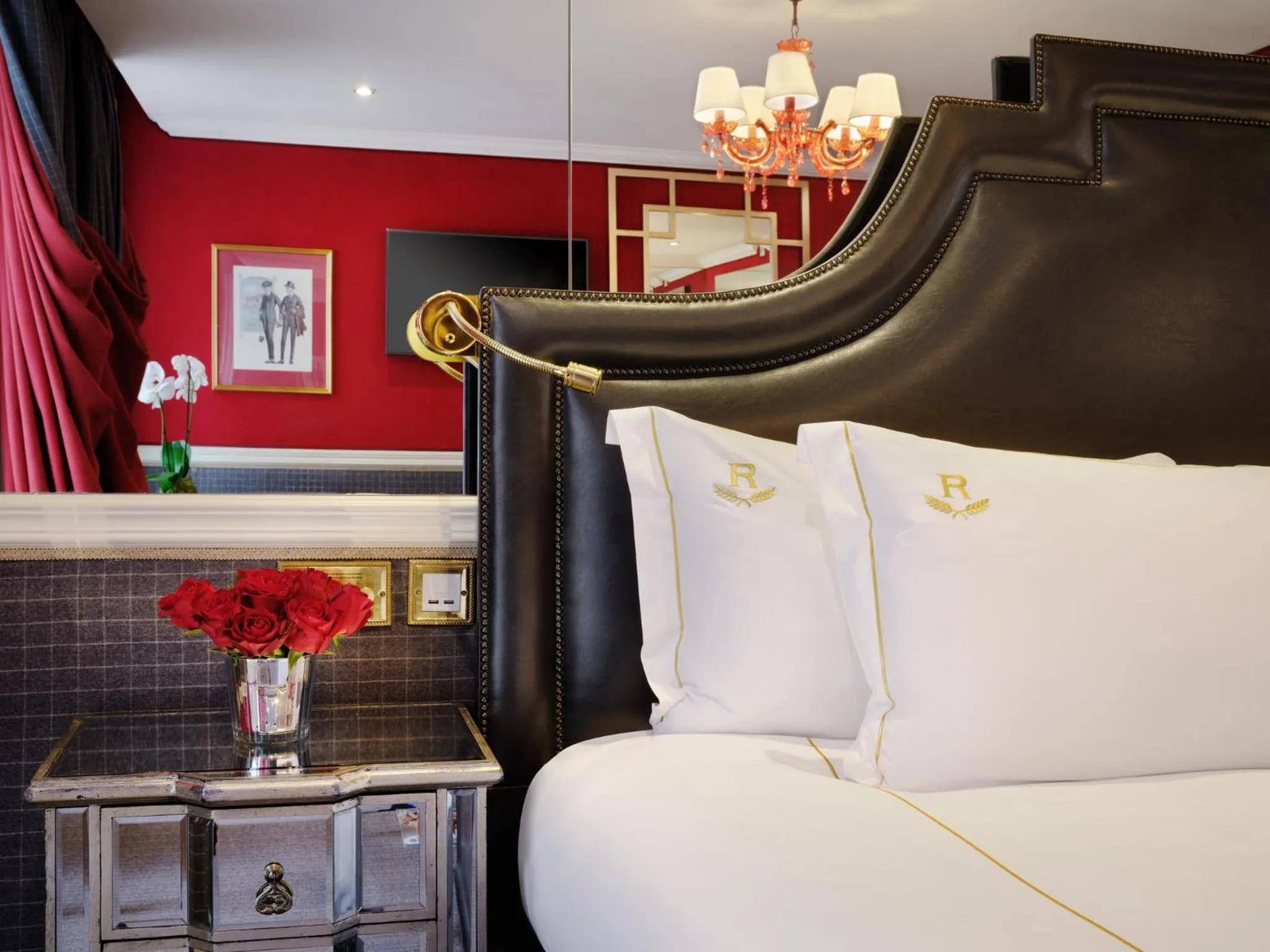 Photo of the whole room, Bed in Rubens At The Palace